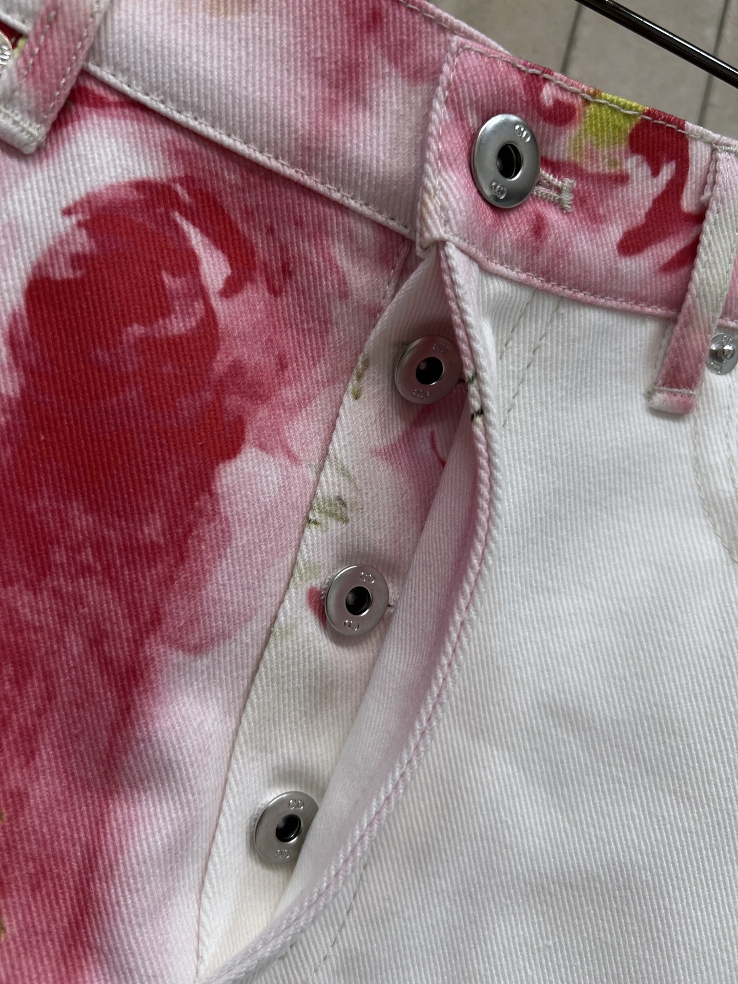 D家 26春夏新款 花卉印花牛仔短裙 采用纯棉牛仔面料 搭配粉红玫瑰和绿叶印花 A字版型+毛边下摆 休闲