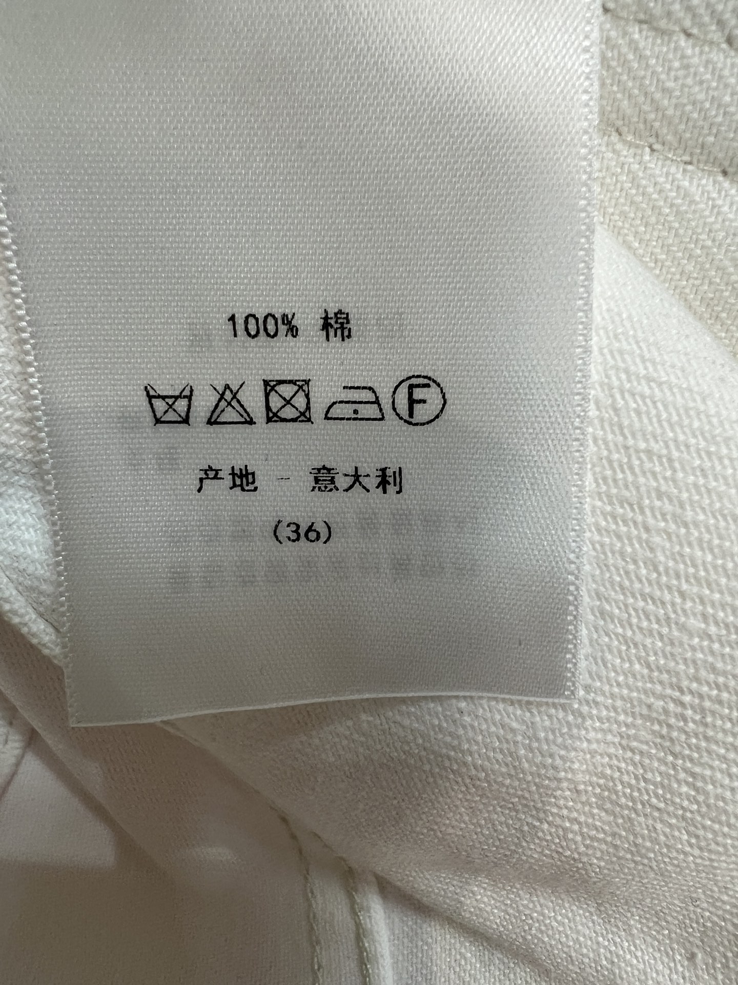D家 26春夏新款 花卉印花牛仔短裙 采用纯棉牛仔面料 搭配粉红玫瑰和绿叶印花 A字版型+毛边下摆 休闲