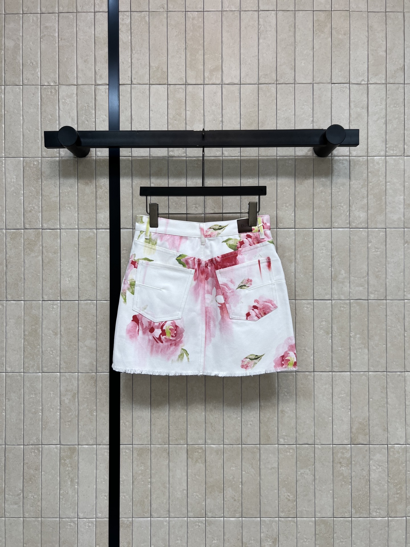 D家 26春夏新款 花卉印花牛仔短裙 采用纯棉牛仔面料 搭配粉红玫瑰和绿叶印花 A字版型+毛边下摆 休闲