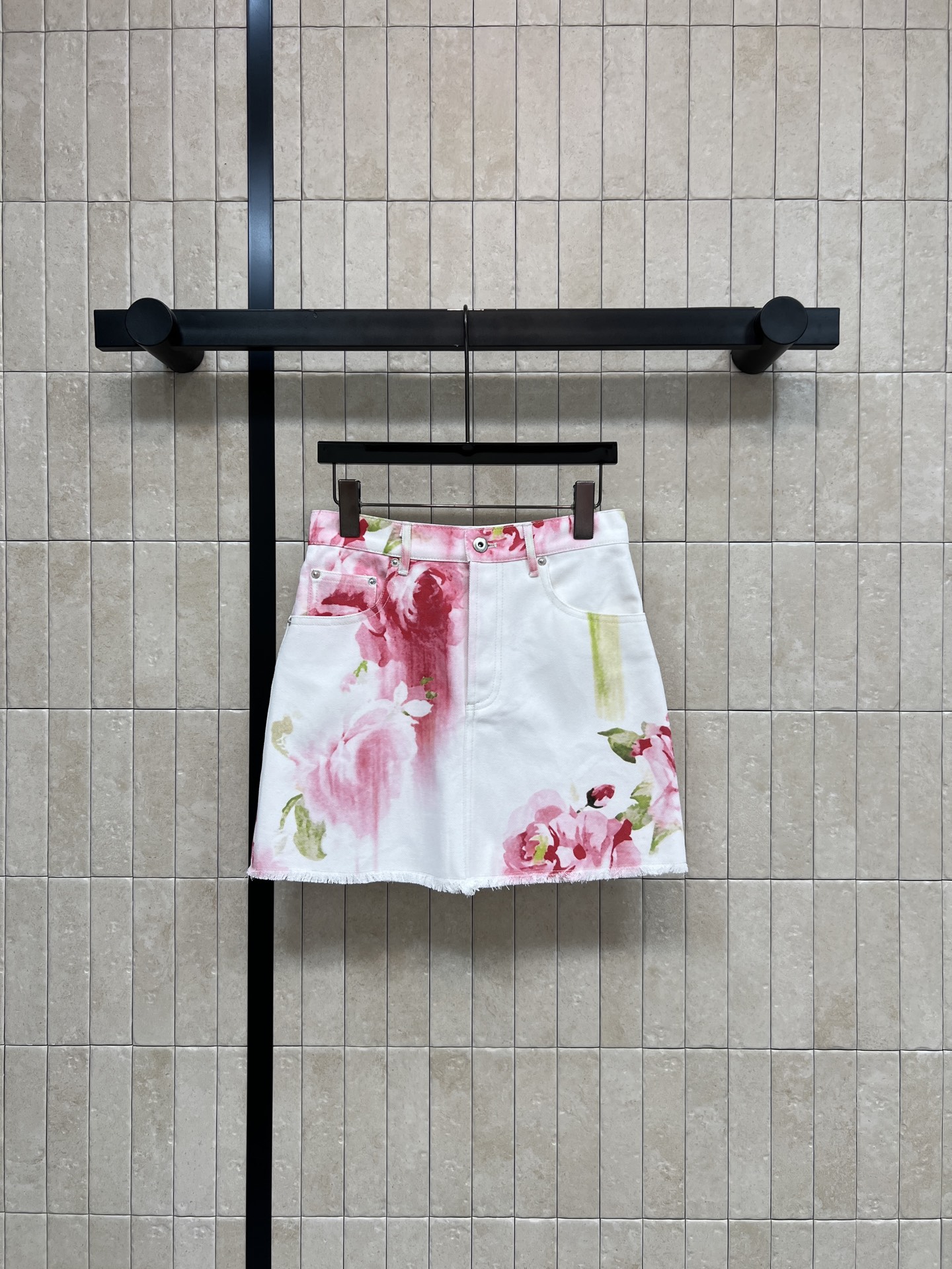 D家 26春夏新款 花卉印花牛仔短裙 采用纯棉牛仔面料 搭配粉红玫瑰和绿叶印花 A字版型+毛边下摆 休闲