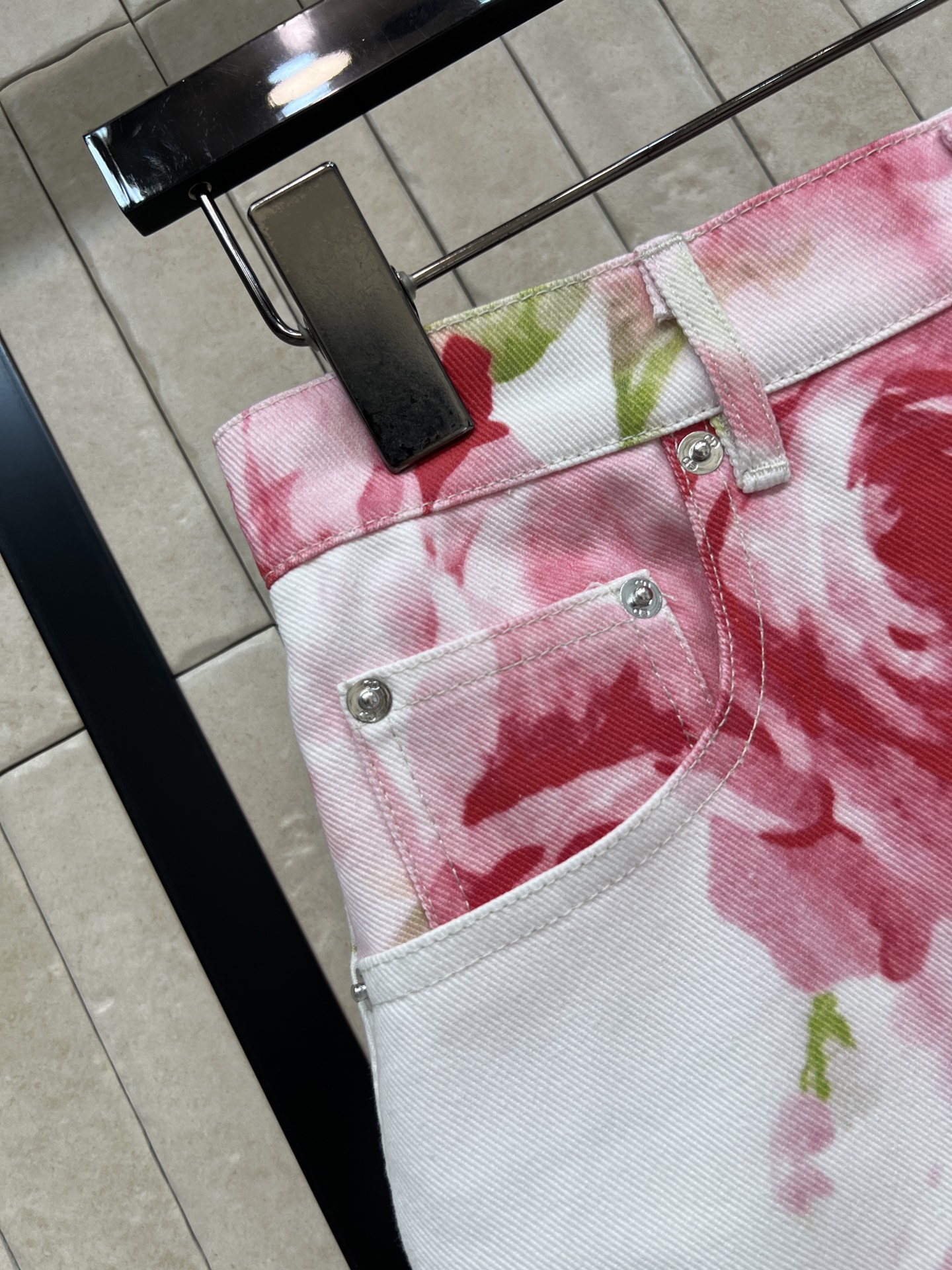 D家 26春夏新款 花卉印花牛仔短裙 采用纯棉牛仔面料 搭配粉红玫瑰和绿叶印花 A字版型+毛边下摆 休闲