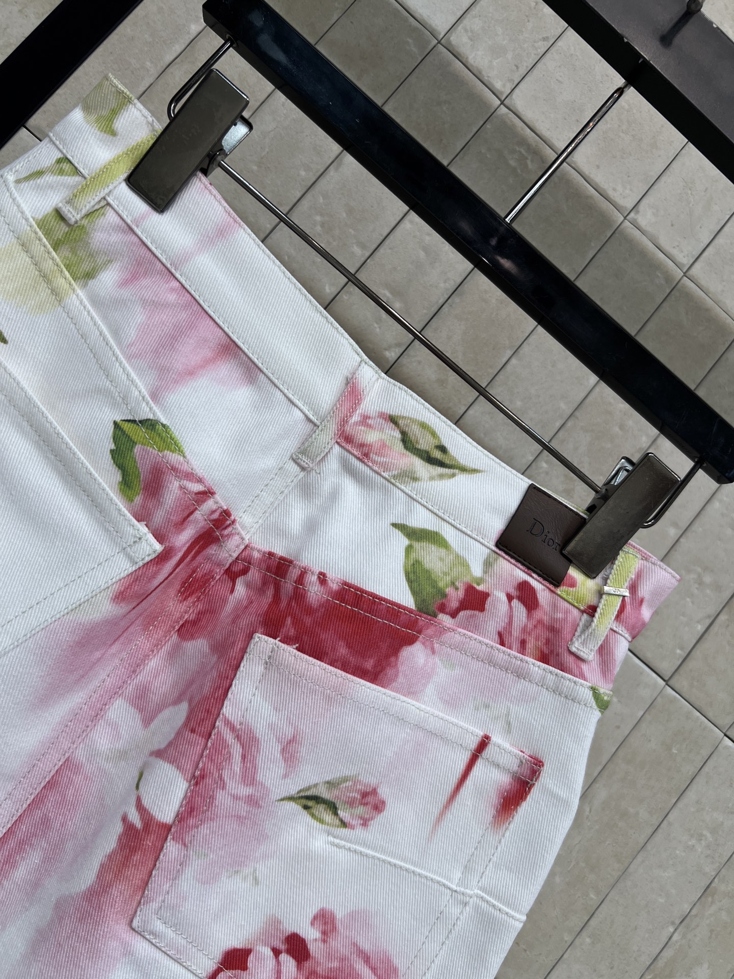 D家 26春夏新款 花卉印花牛仔短裙 采用纯棉牛仔面料 搭配粉红玫瑰和绿叶印花 A字版型+毛边下摆 休闲