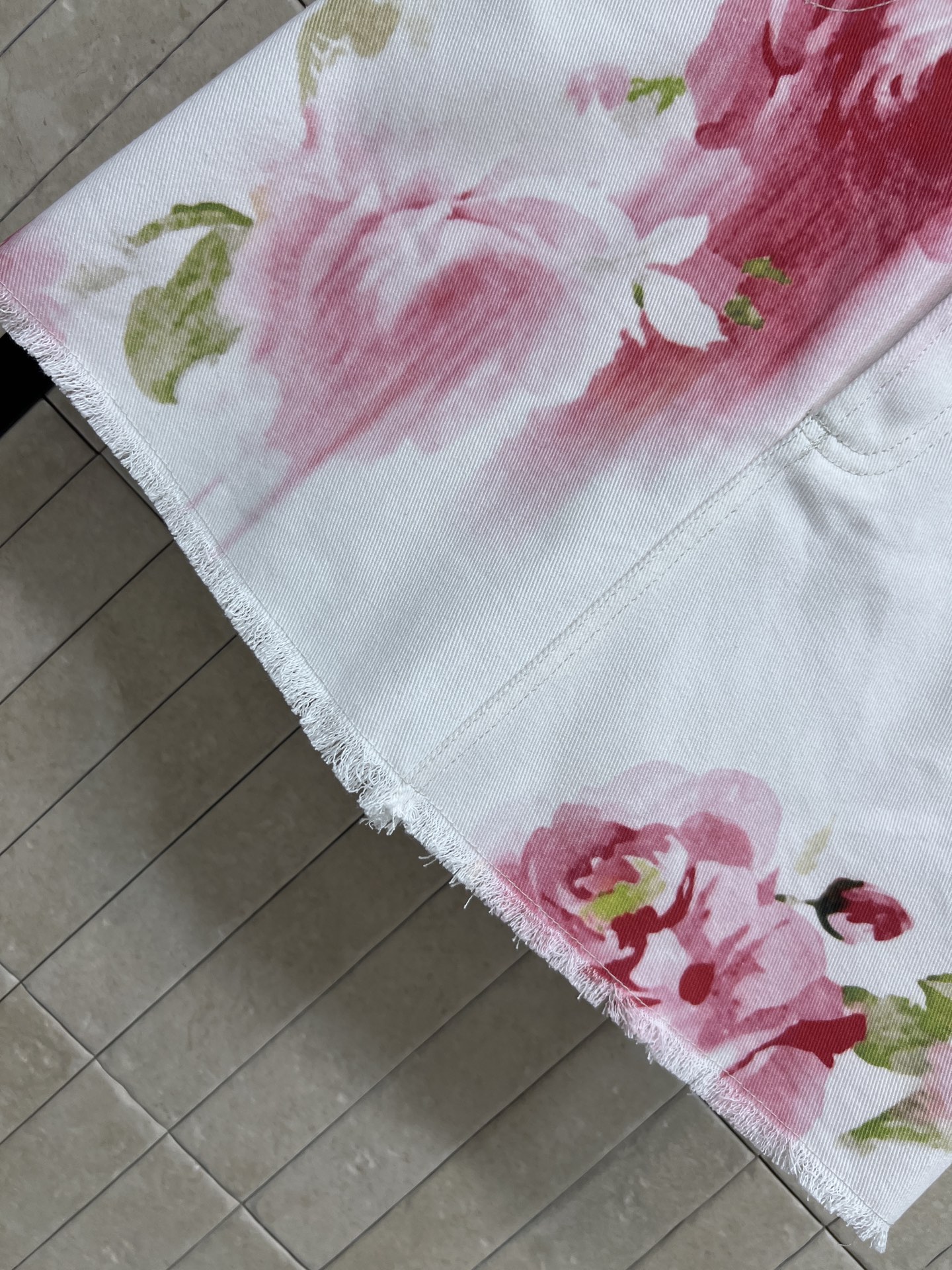 D家 26春夏新款 花卉印花牛仔短裙 采用纯棉牛仔面料 搭配粉红玫瑰和绿叶印花 A字版型+毛边下摆 休闲