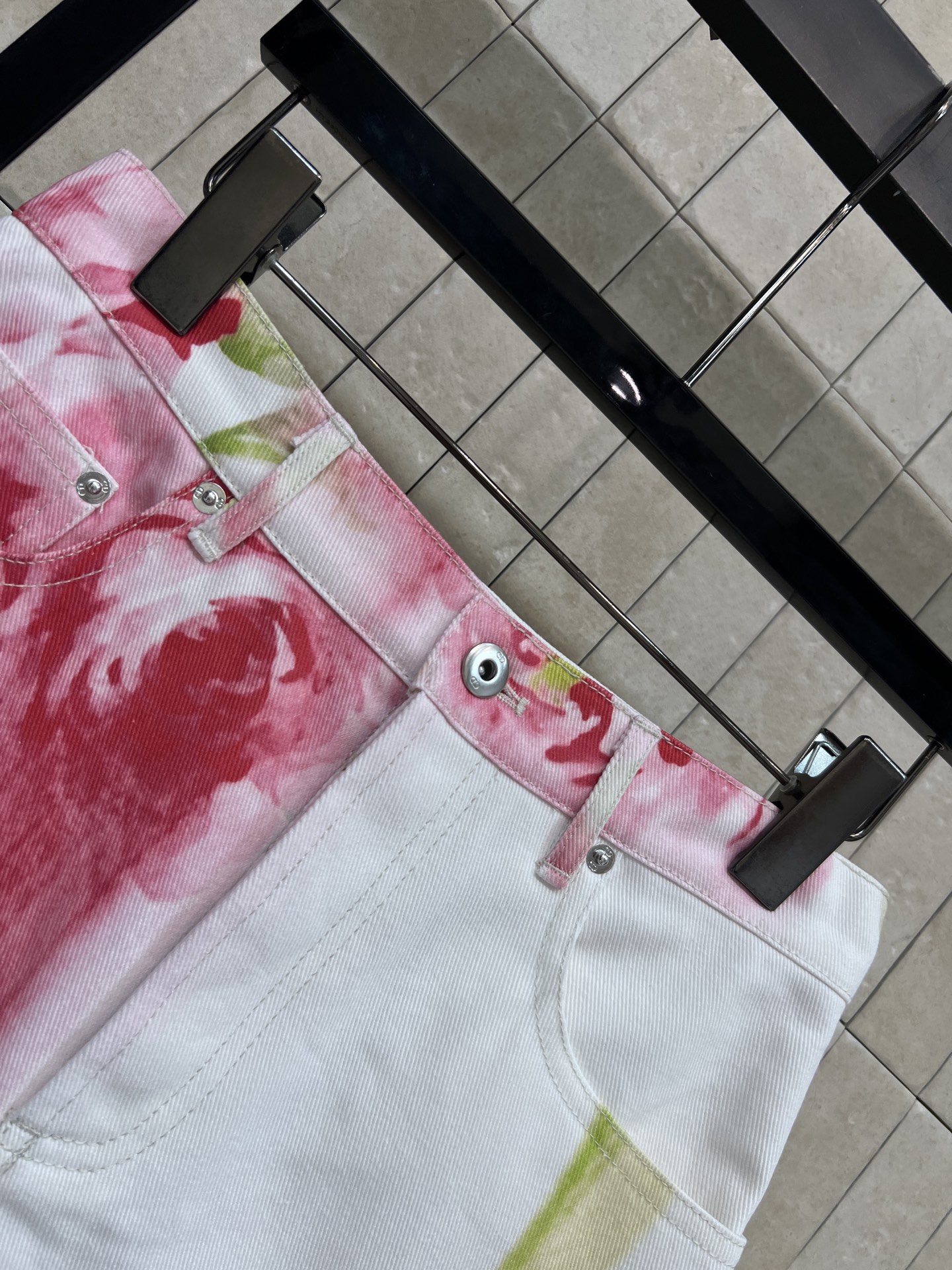 D家 26春夏新款 花卉印花牛仔短裙 采用纯棉牛仔面料 搭配粉红玫瑰和绿叶印花 A字版型+毛边下摆 休闲