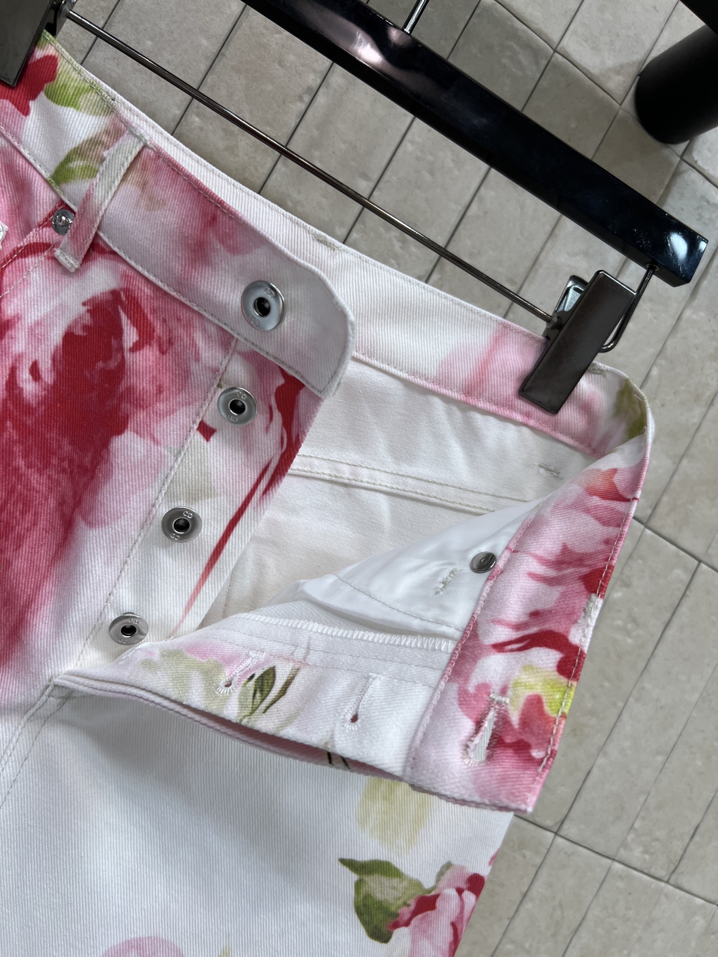 D家 26春夏新款 花卉印花牛仔短裙 采用纯棉牛仔面料 搭配粉红玫瑰和绿叶印花 A字版型+毛边下摆 休闲