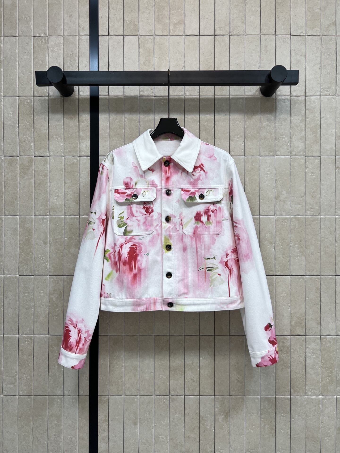 D家 26春夏新款 花卉印花牛仔外套 以白色为底 点缀粉色花卉印花 复古又甜美 短款剪裁巧妙优化身形比例