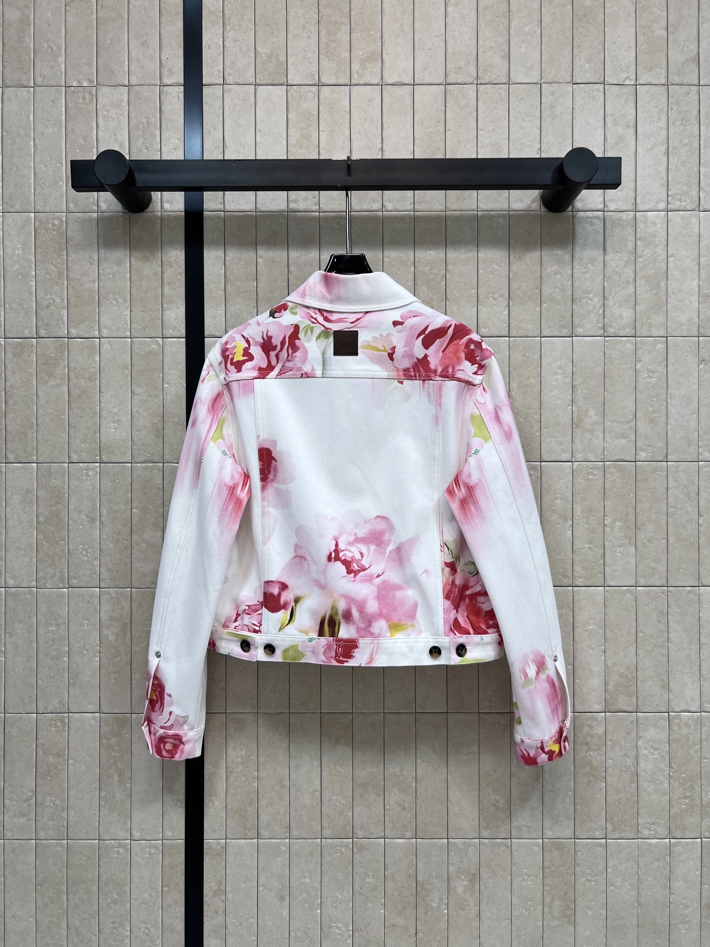 D家 26春夏新款 花卉印花牛仔外套 以白色为底 点缀粉色花卉印花 复古又甜美 短款剪裁巧妙优化身形比例