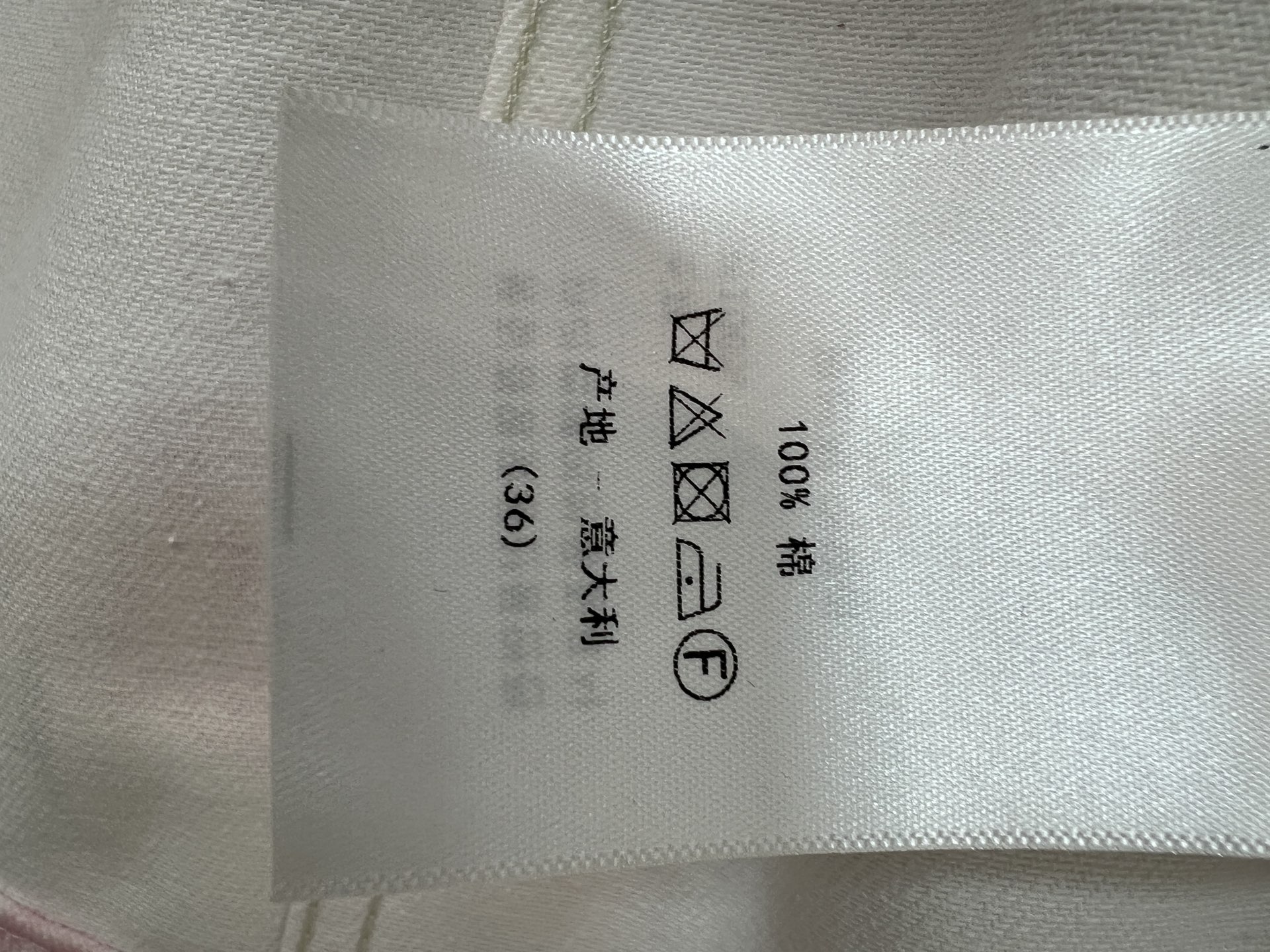 D家 26春夏新款 花卉印花牛仔外套 以白色为底 点缀粉色花卉印花 复古又甜美 短款剪裁巧妙优化身形比例