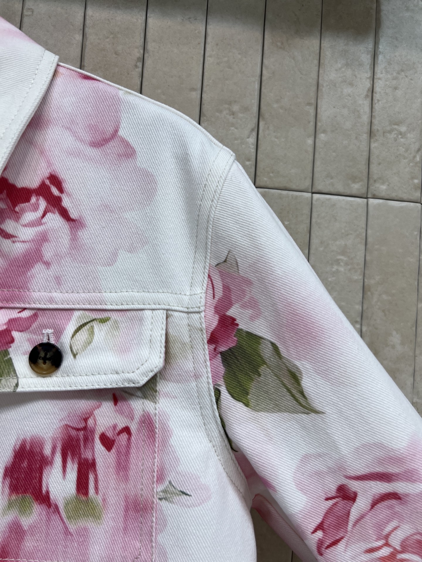 D家 26春夏新款 花卉印花牛仔外套 以白色为底 点缀粉色花卉印花 复古又甜美 短款剪裁巧妙优化身形比例