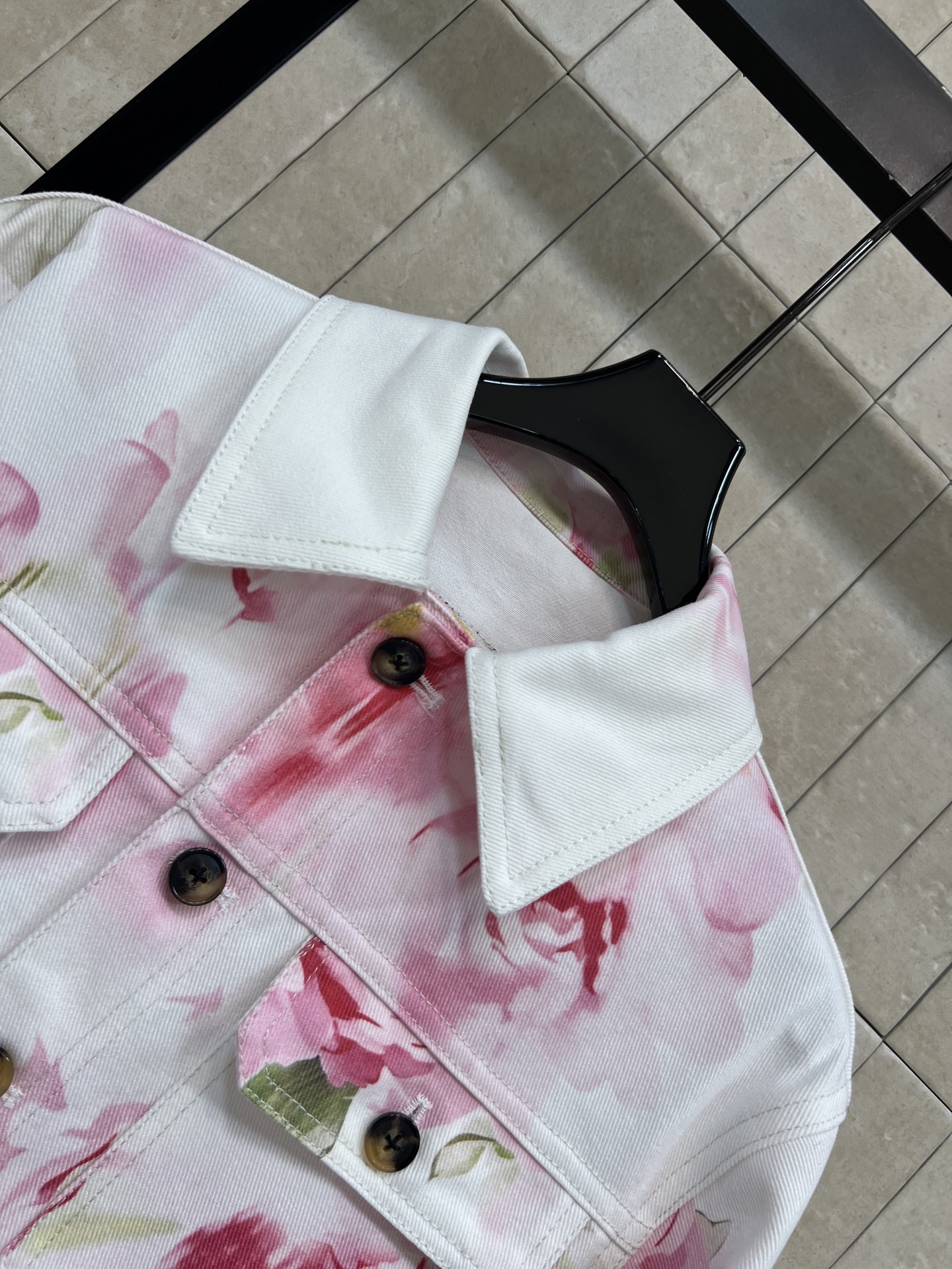 D家 26春夏新款 花卉印花牛仔外套 以白色为底 点缀粉色花卉印花 复古又甜美 短款剪裁巧妙优化身形比例