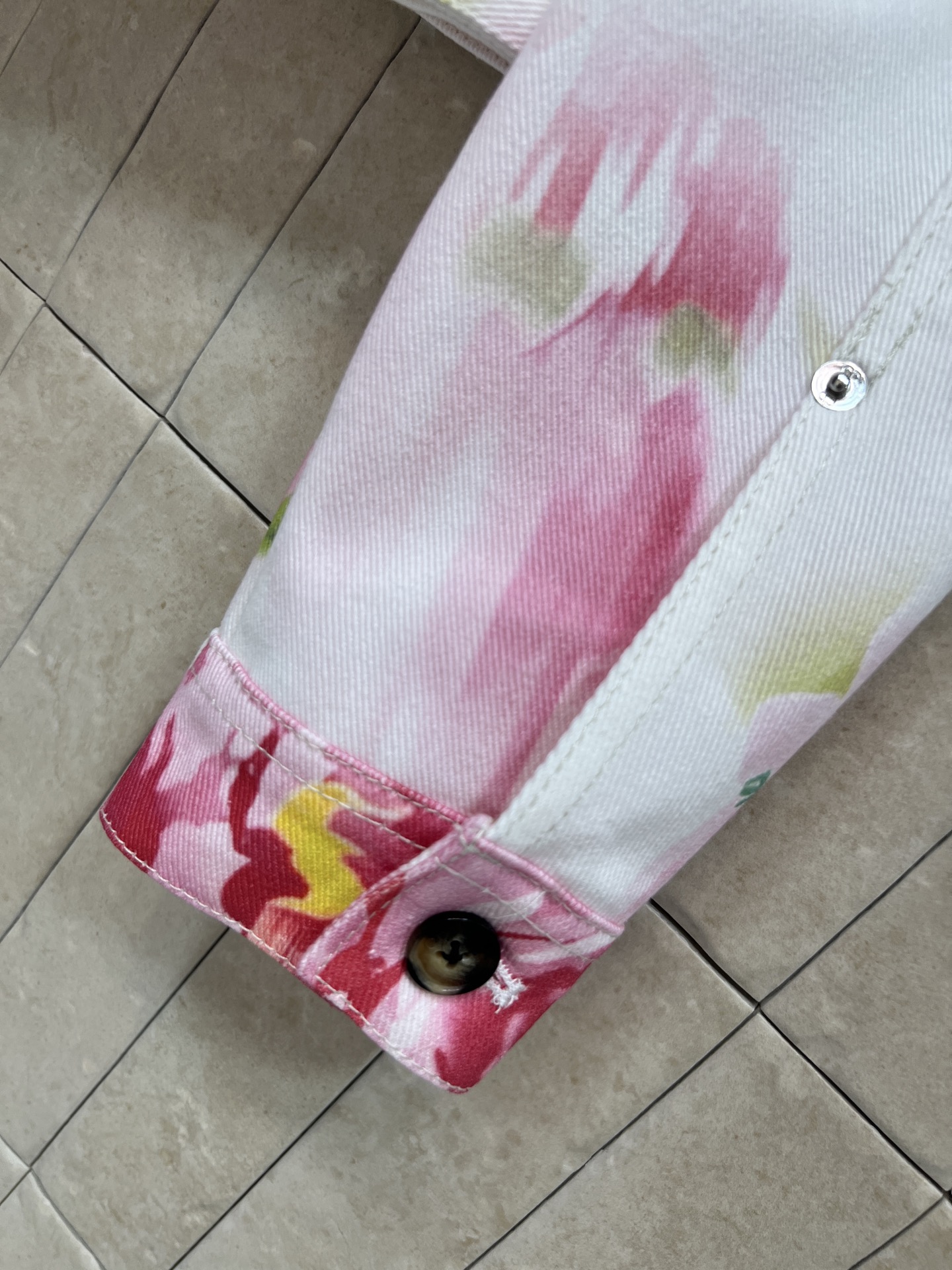 D家 26春夏新款 花卉印花牛仔外套 以白色为底 点缀粉色花卉印花 复古又甜美 短款剪裁巧妙优化身形比例