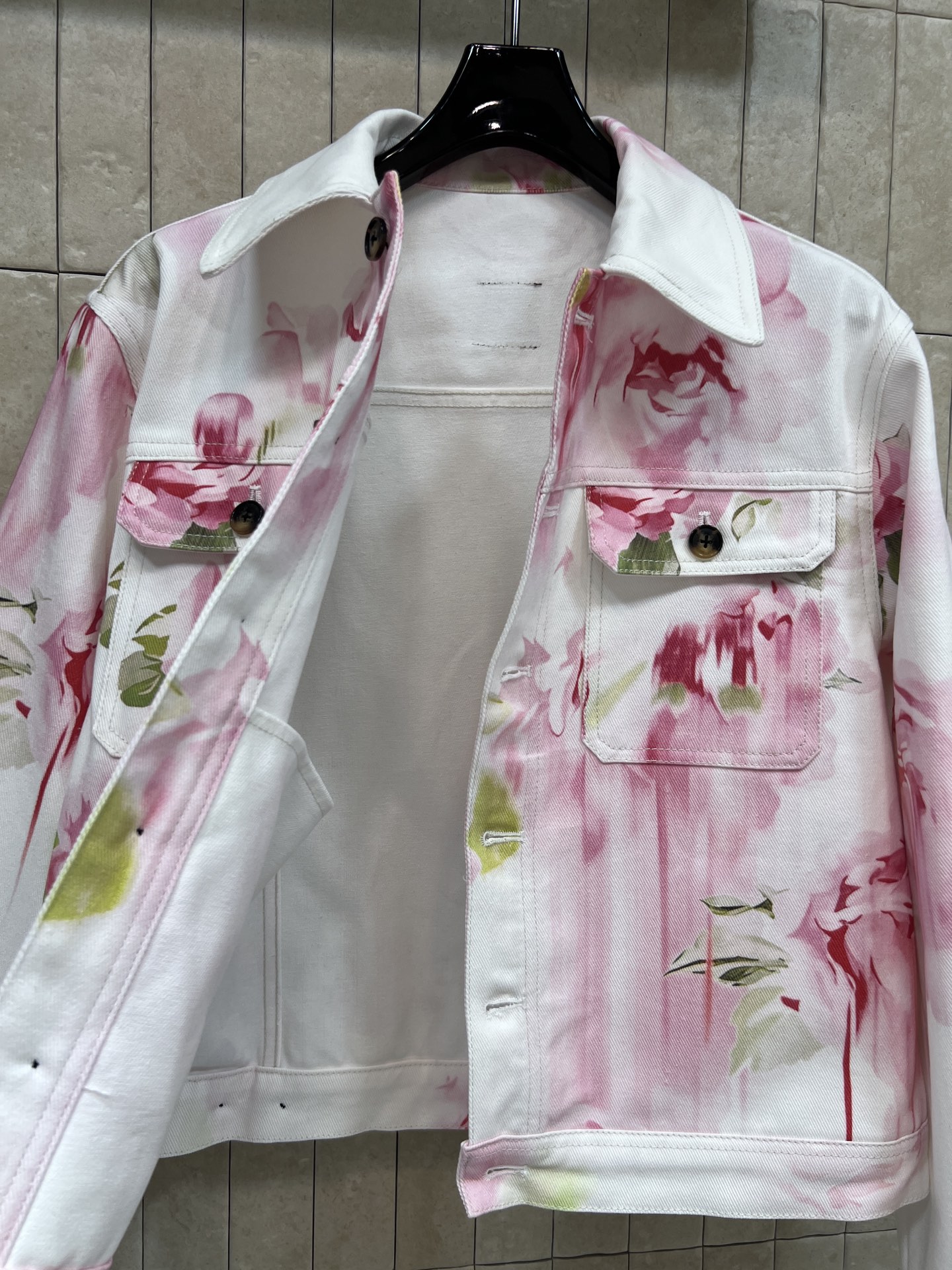 D家 26春夏新款 花卉印花牛仔外套 以白色为底 点缀粉色花卉印花 复古又甜美 短款剪裁巧妙优化身形比例