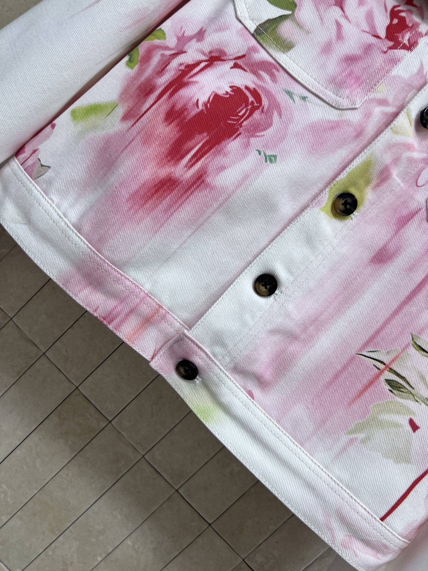 D家 26春夏新款 花卉印花牛仔外套 以白色为底 点缀粉色花卉印花 复古又甜美 短款剪裁巧妙优化身形比例