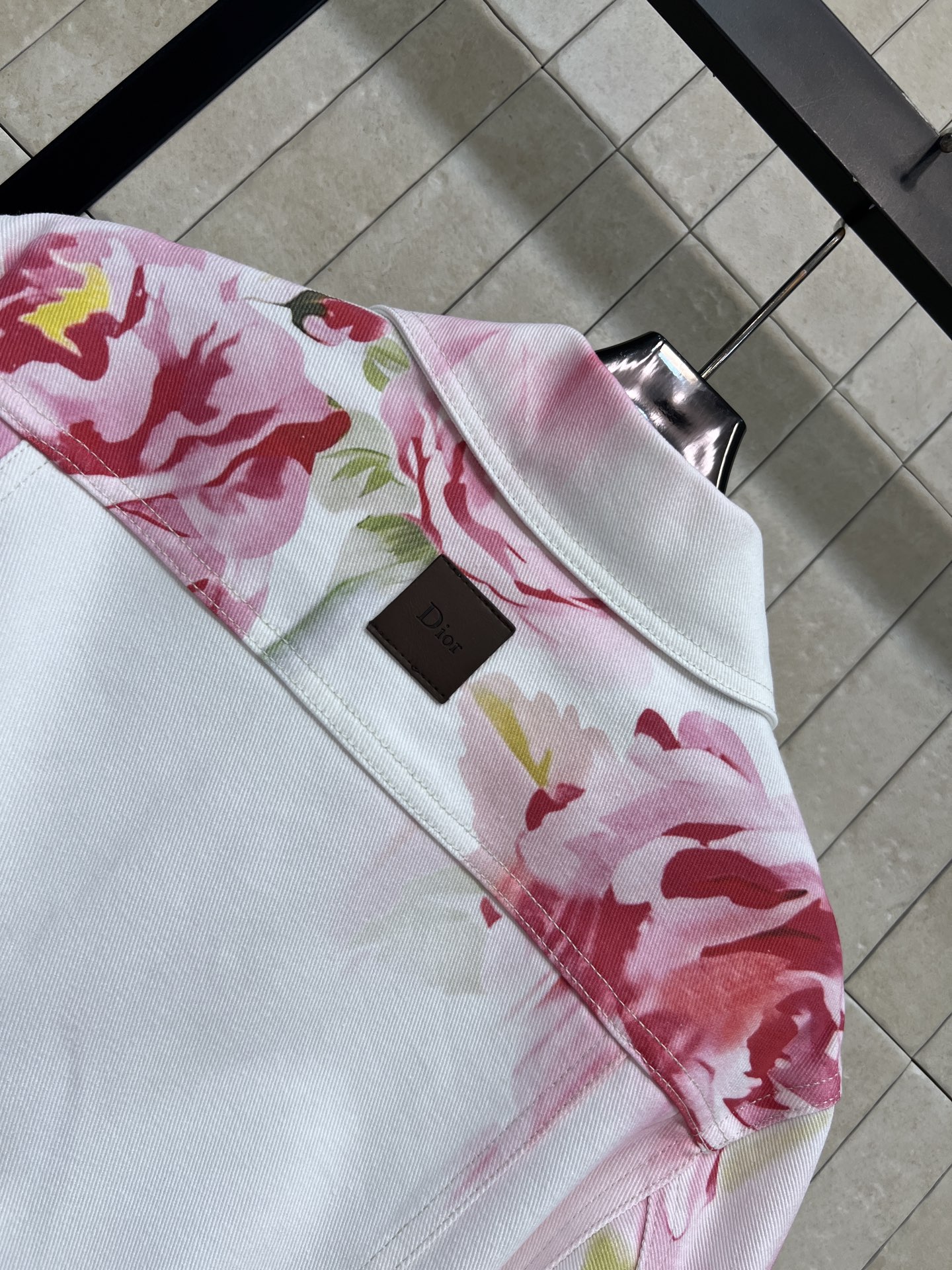 D家 26春夏新款 花卉印花牛仔外套 以白色为底 点缀粉色花卉印花 复古又甜美 短款剪裁巧妙优化身形比例