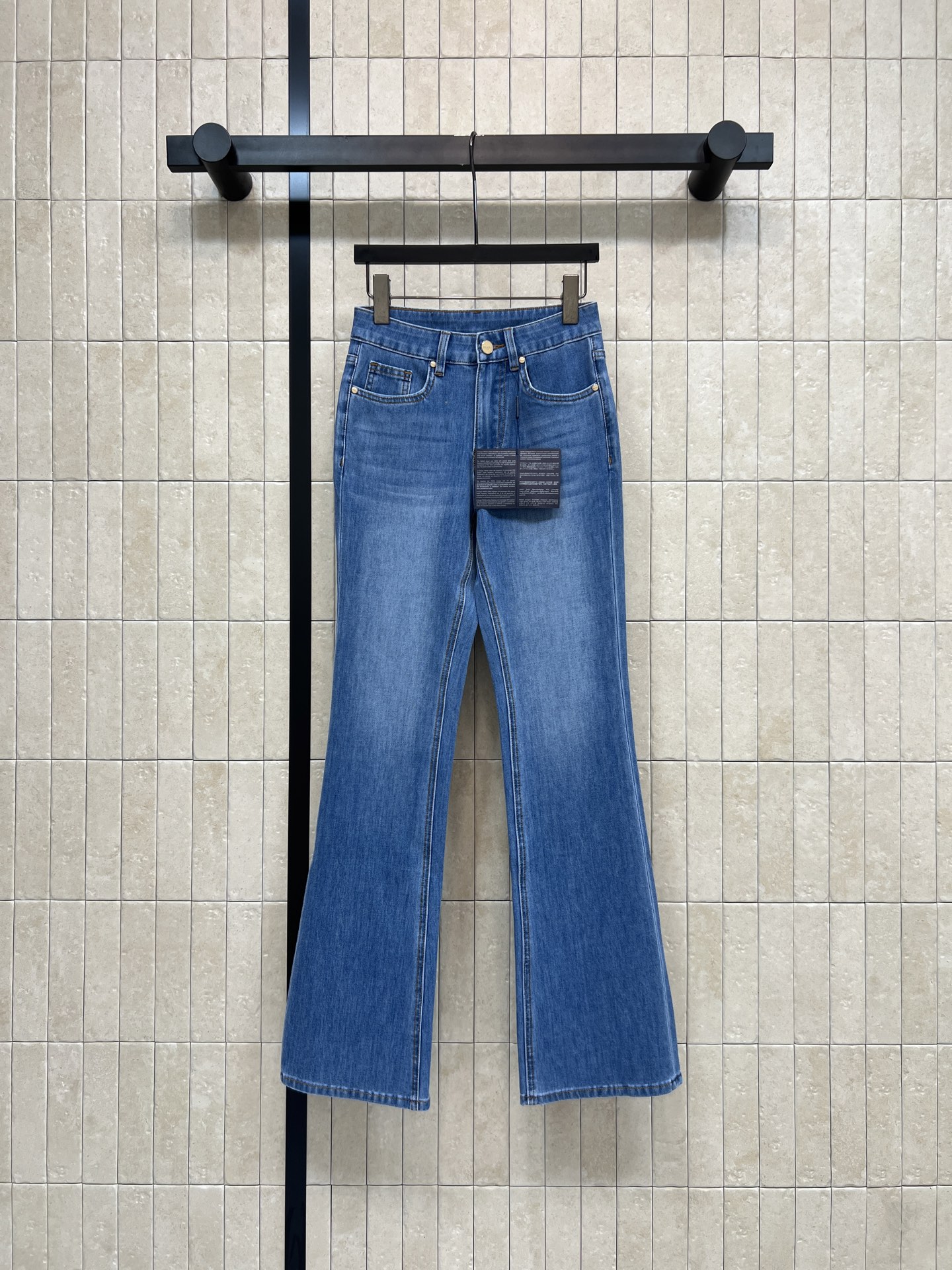 PD家 26春夏新款 ​​高腰微喇牛仔裤 经典牛仔棉质面料 四面弹力 穿着舒适又显瘦 微喇裤型修饰腿型 