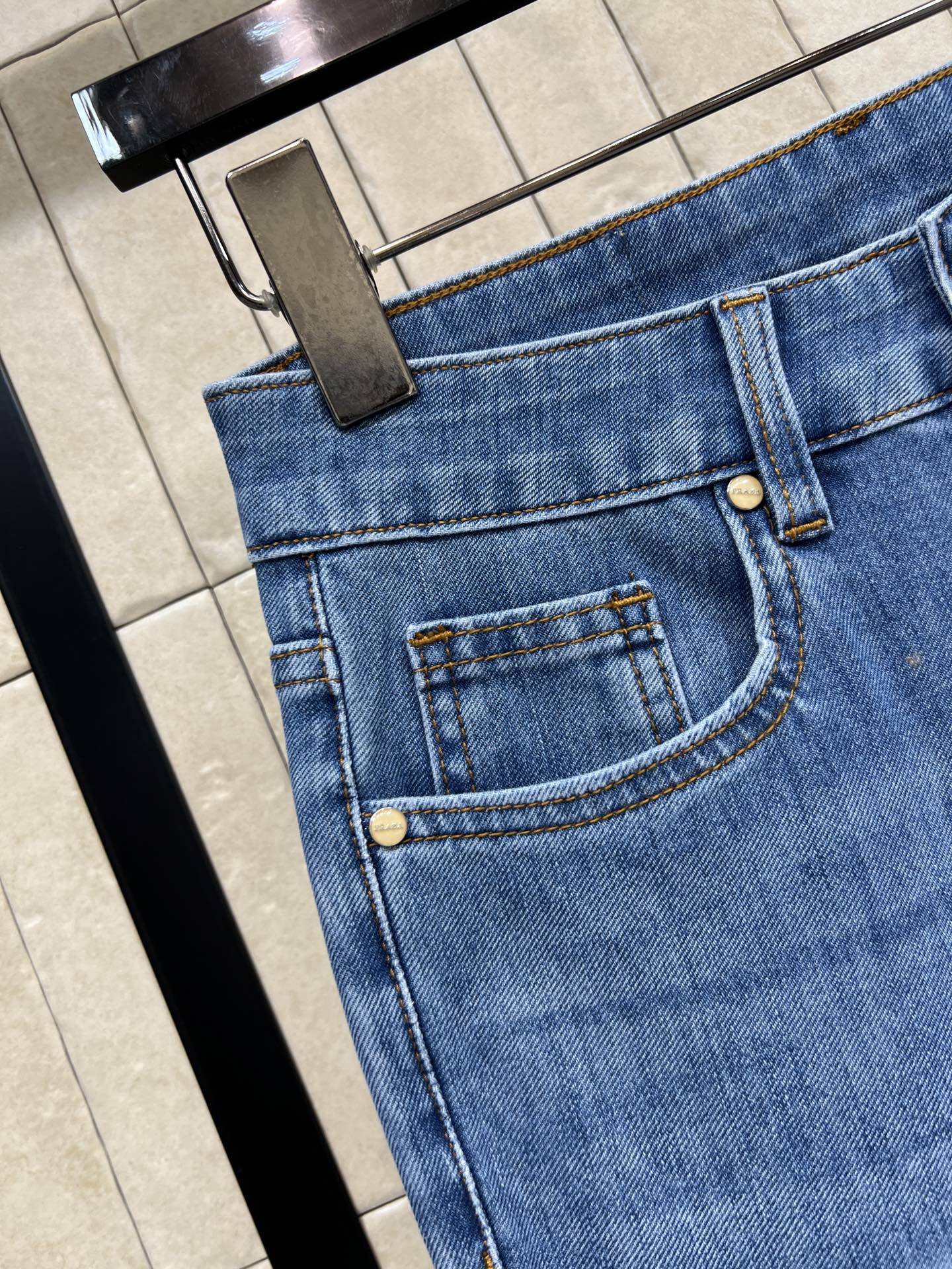 PD家 26春夏新款 ​​高腰微喇牛仔裤 经典牛仔棉质面料 四面弹力 穿着舒适又显瘦 微喇裤型修饰腿型 