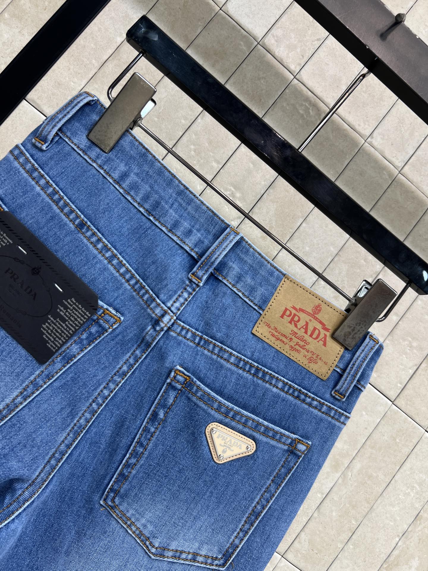 PD家 26春夏新款 ​​高腰微喇牛仔裤 经典牛仔棉质面料 四面弹力 穿着舒适又显瘦 微喇裤型修饰腿型 