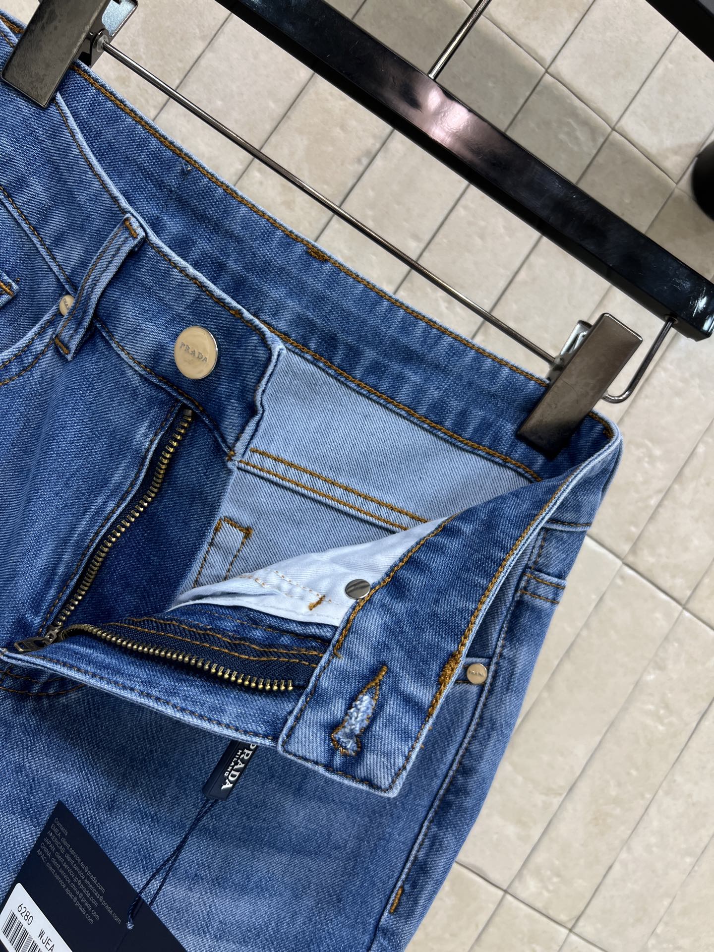 PD家 26春夏新款 ​​高腰微喇牛仔裤 经典牛仔棉质面料 四面弹力 穿着舒适又显瘦 微喇裤型修饰腿型 