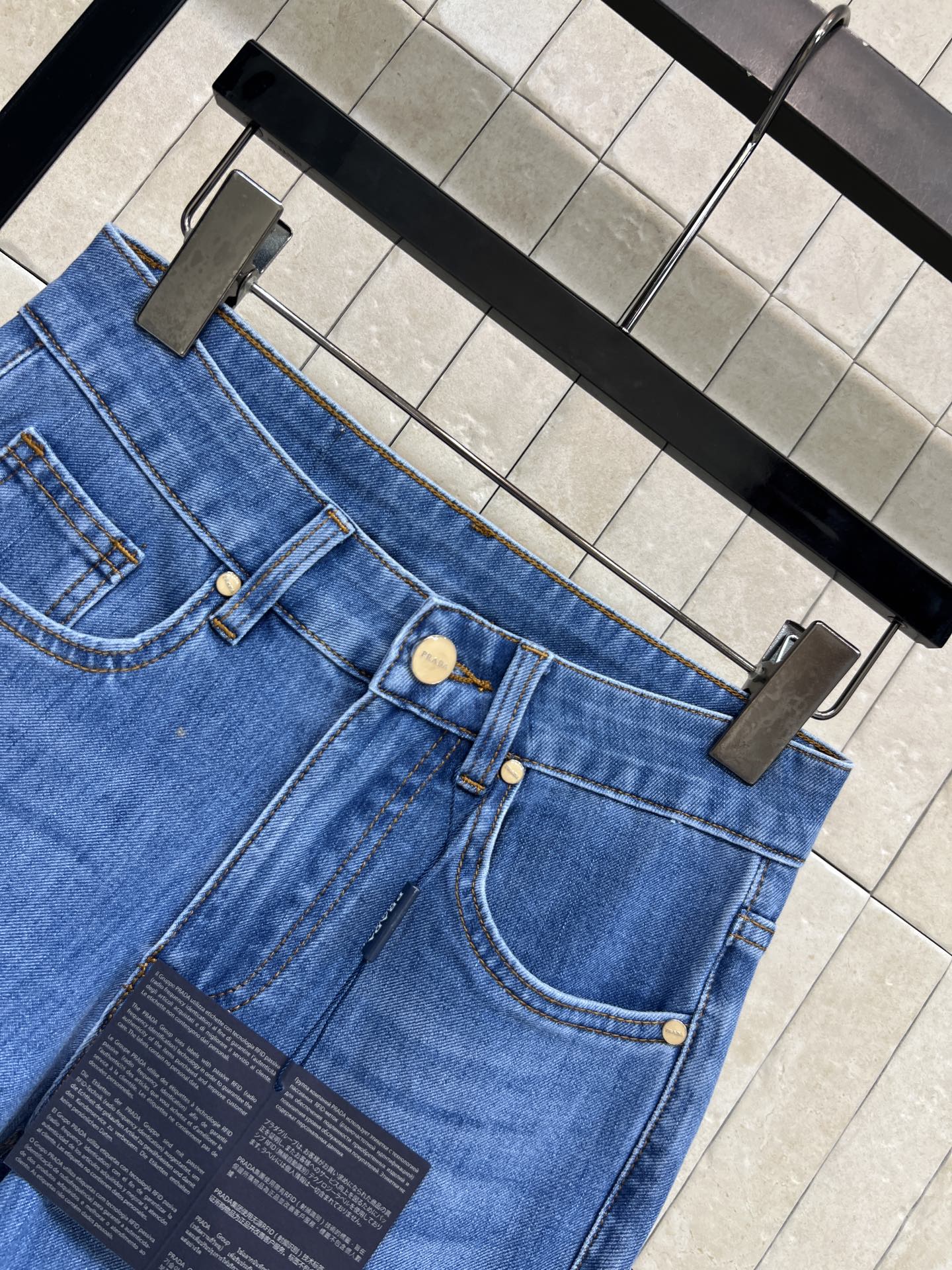 PD家 26春夏新款 ​​高腰微喇牛仔裤 经典牛仔棉质面料 四面弹力 穿着舒适又显瘦 微喇裤型修饰腿型 