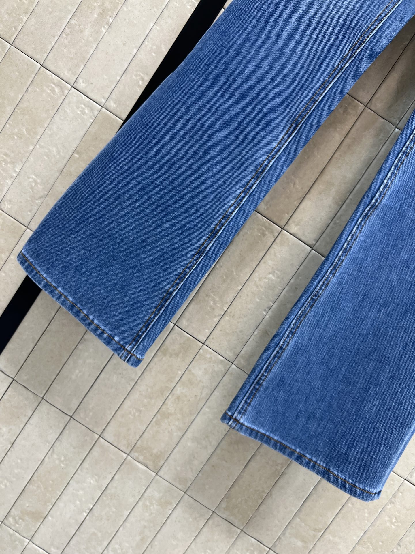 PD家 26春夏新款 ​​高腰微喇牛仔裤 经典牛仔棉质面料 四面弹力 穿着舒适又显瘦 微喇裤型修饰腿型 