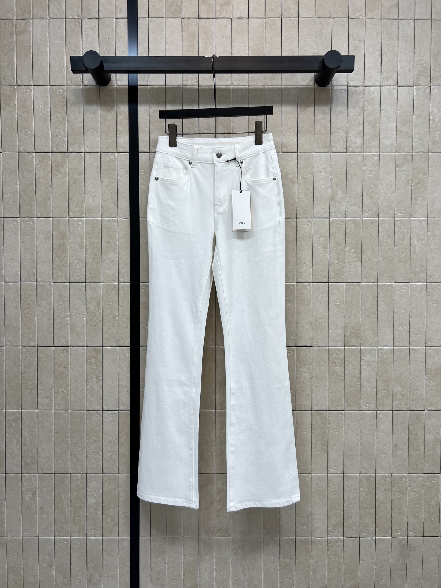 26春夏新款 白色高腰牛仔裤 高支棉牛仔纯棉面料 触感柔软亲肤 高腰中缝线设计 搭配微喇裤脚 优化腿部线