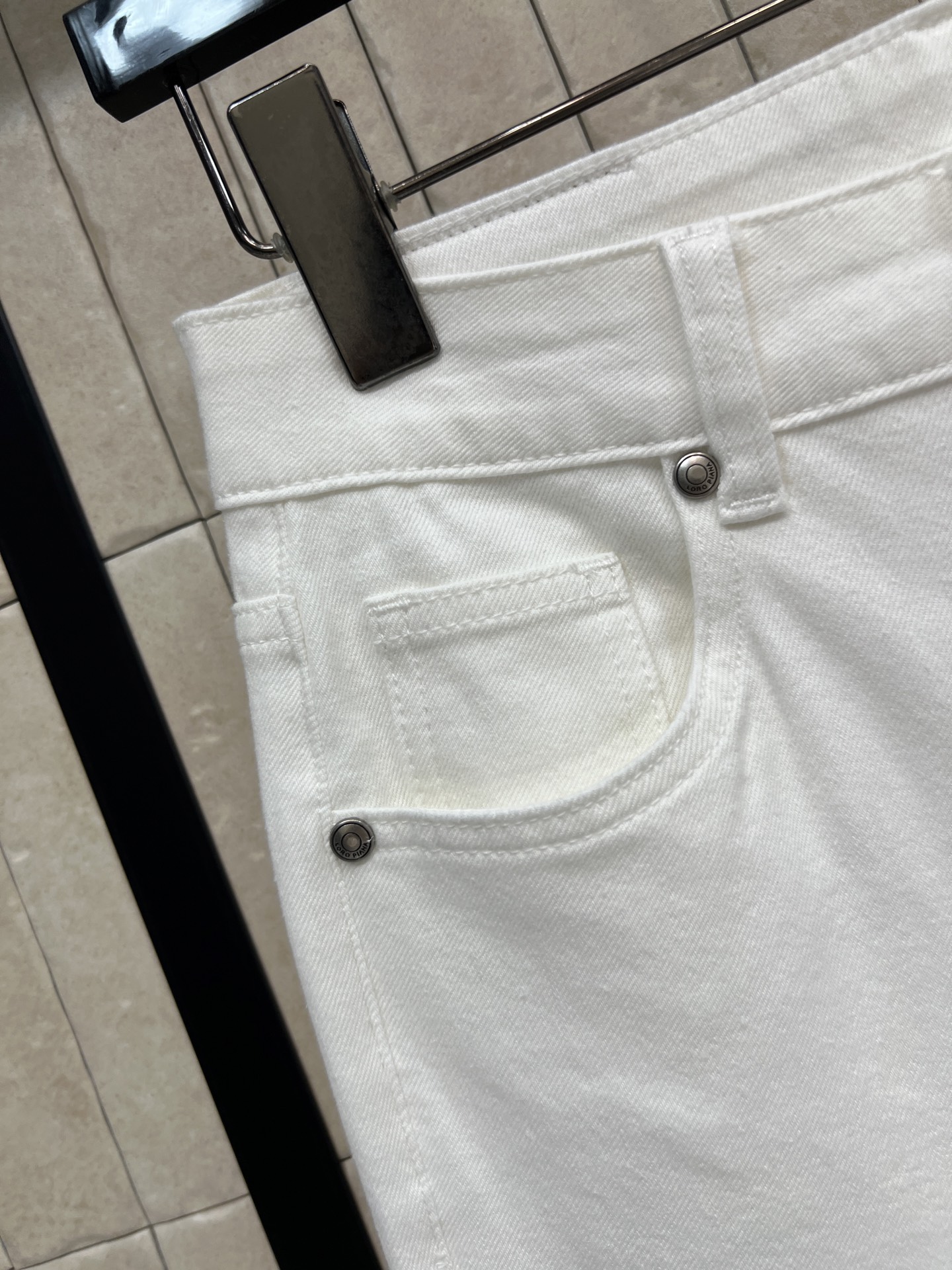 26春夏新款 白色高腰牛仔裤 高支棉牛仔纯棉面料 触感柔软亲肤 高腰中缝线设计 搭配微喇裤脚 优化腿部线