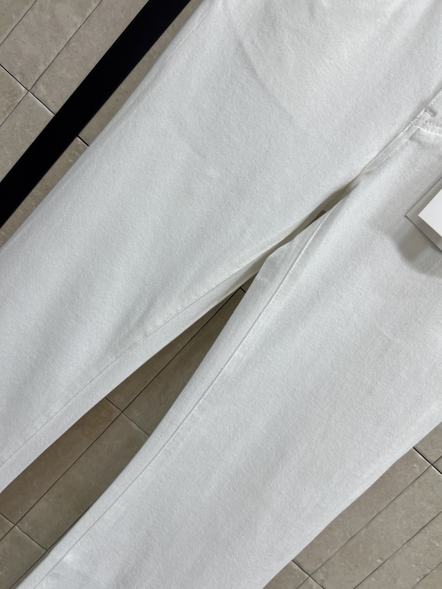 26春夏新款 白色高腰牛仔裤 高支棉牛仔纯棉面料 触感柔软亲肤 高腰中缝线设计 搭配微喇裤脚 优化腿部线