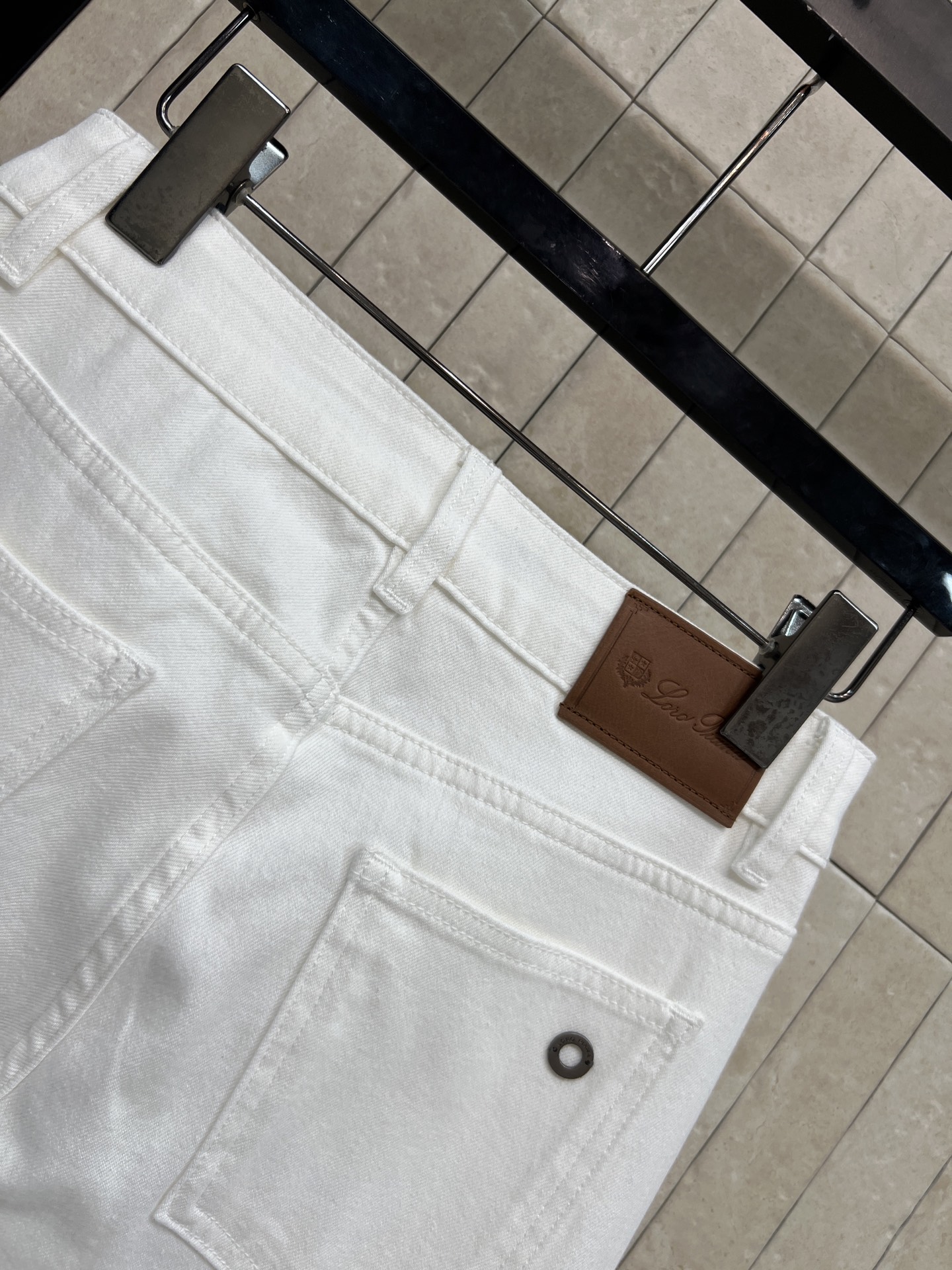 26春夏新款 白色高腰牛仔裤 高支棉牛仔纯棉面料 触感柔软亲肤 高腰中缝线设计 搭配微喇裤脚 优化腿部线