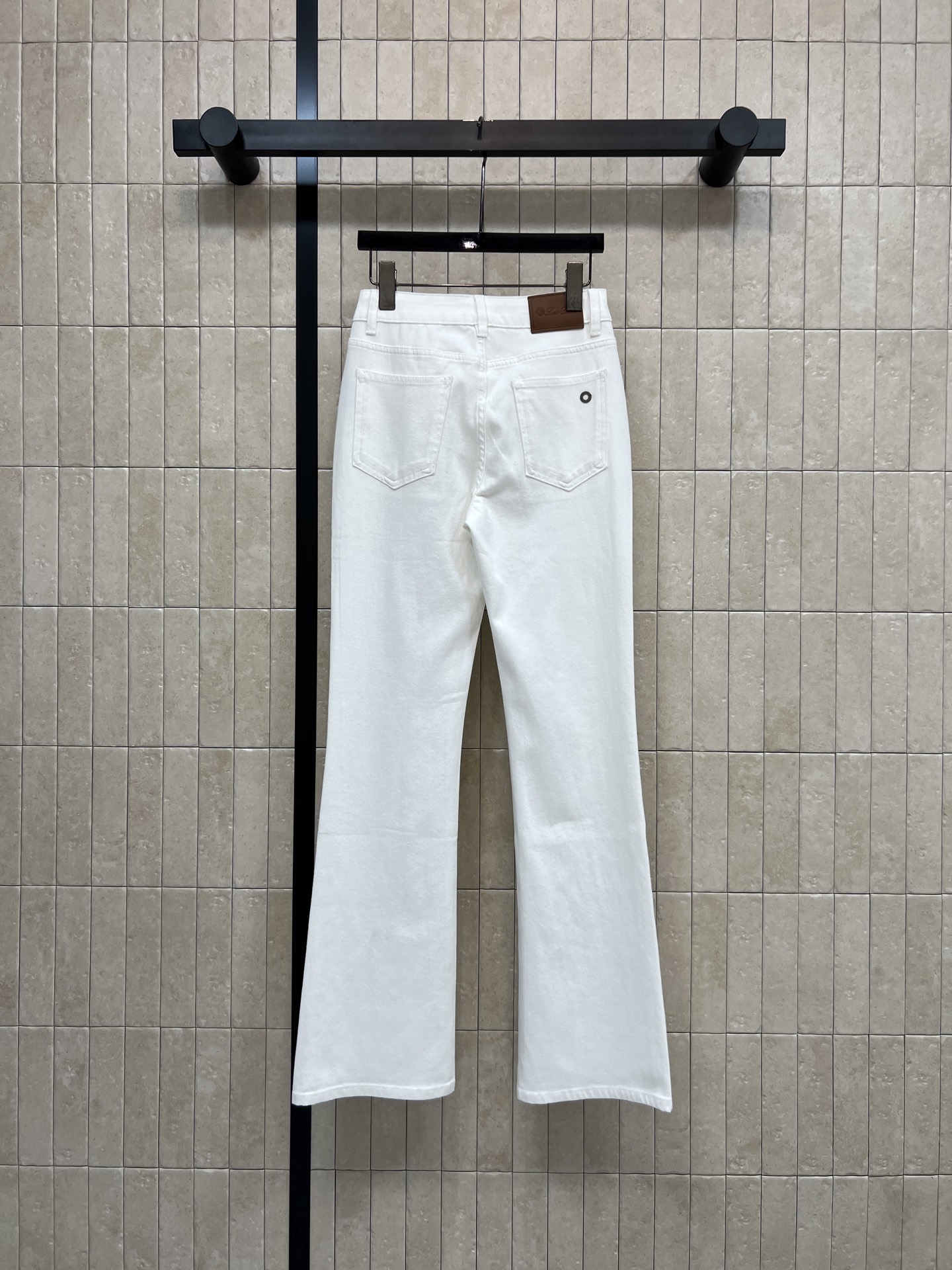 26春夏新款 白色高腰牛仔裤 高支棉牛仔纯棉面料 触感柔软亲肤 高腰中缝线设计 搭配微喇裤脚 优化腿部线