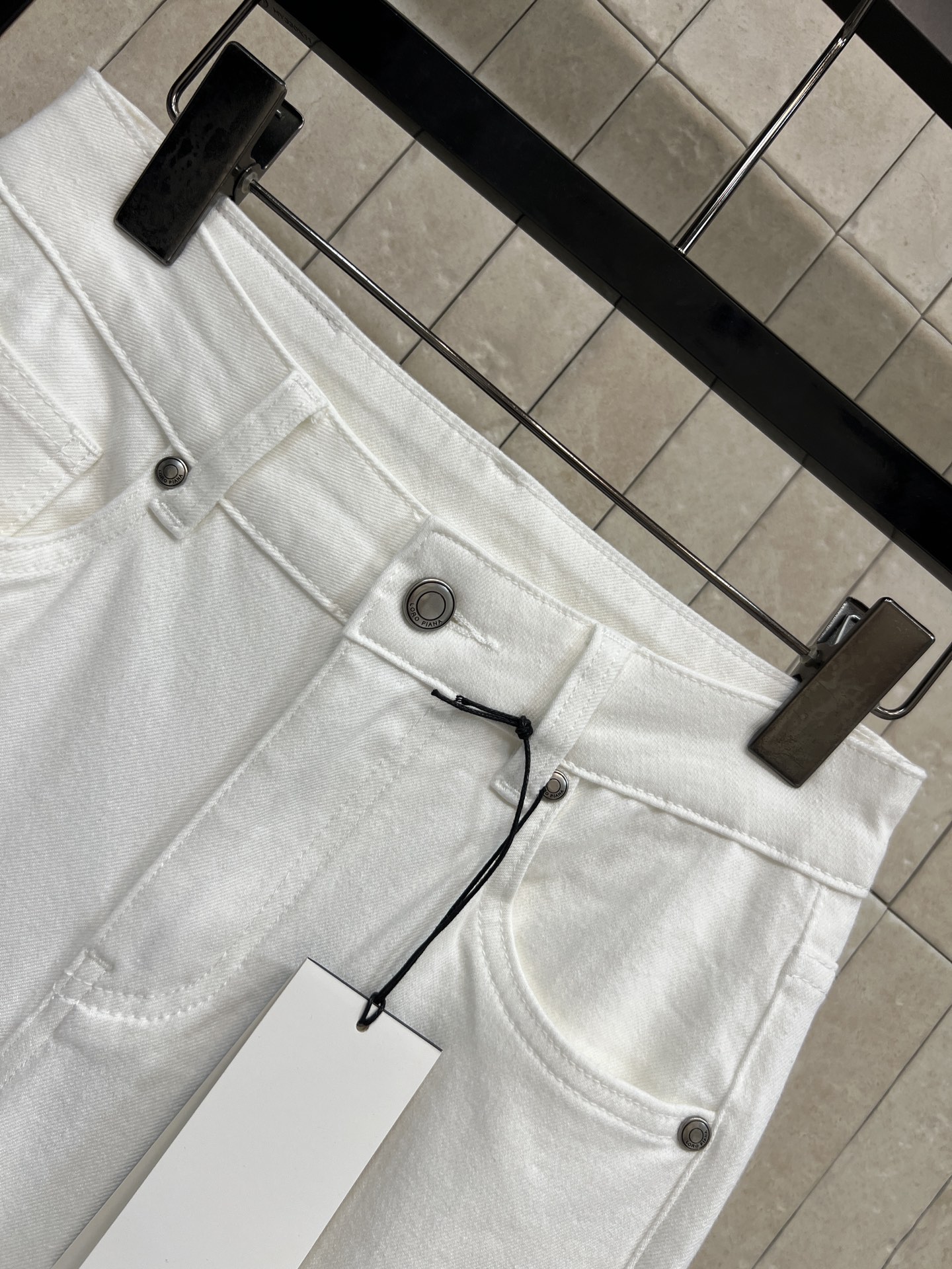 26春夏新款 白色高腰牛仔裤 高支棉牛仔纯棉面料 触感柔软亲肤 高腰中缝线设计 搭配微喇裤脚 优化腿部线