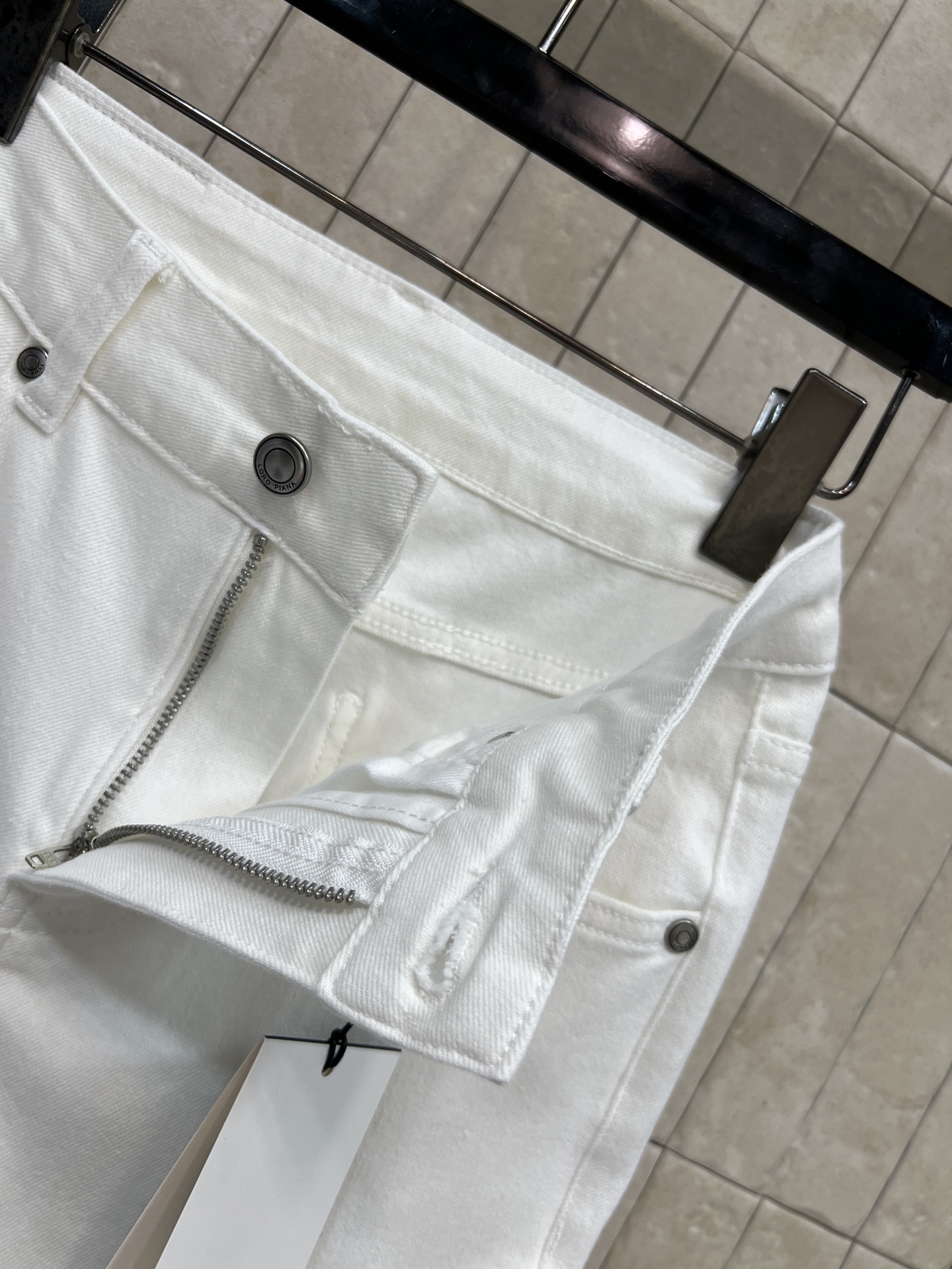 26春夏新款 白色高腰牛仔裤 高支棉牛仔纯棉面料 触感柔软亲肤 高腰中缝线设计 搭配微喇裤脚 优化腿部线