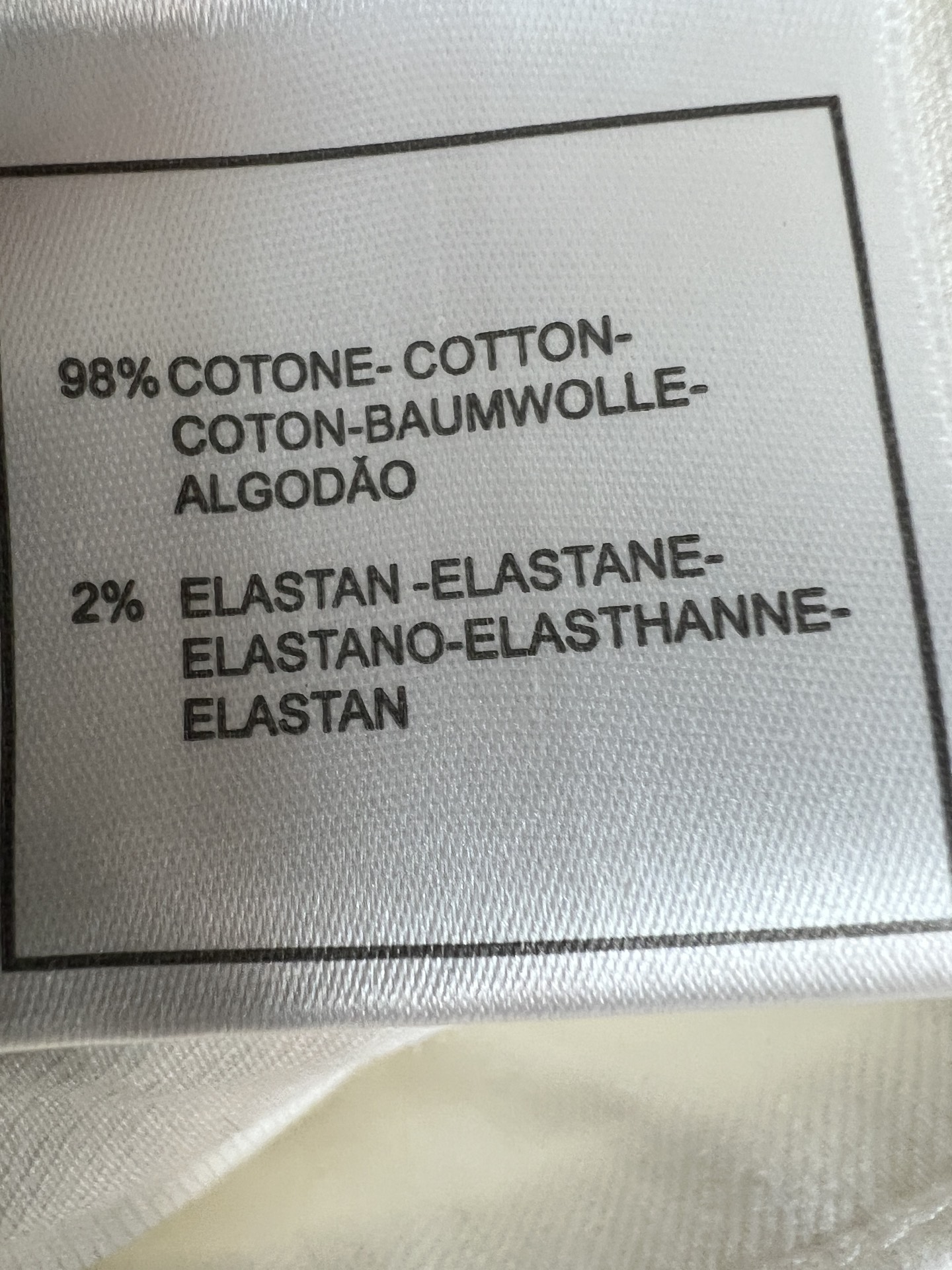 26春夏新款 白色高腰牛仔裤 高支棉牛仔纯棉面料 触感柔软亲肤 高腰中缝线设计 搭配微喇裤脚 优化腿部线