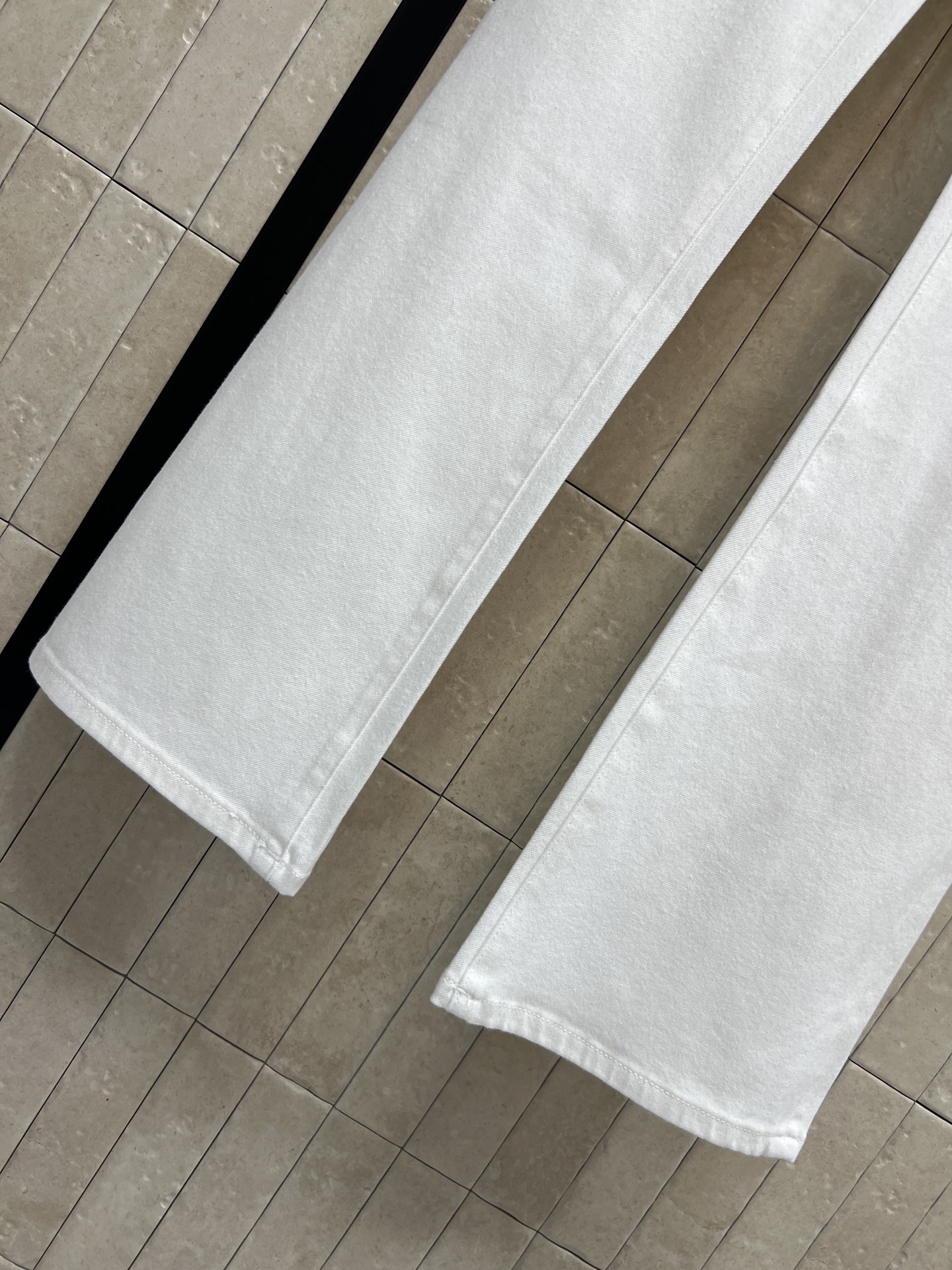 26春夏新款 白色高腰牛仔裤 高支棉牛仔纯棉面料 触感柔软亲肤 高腰中缝线设计 搭配微喇裤脚 优化腿部线