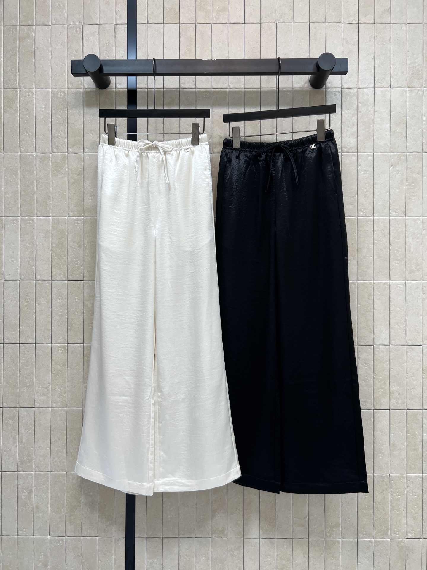 C家 26春夏新款 休闲高腰阔腿裤 面料轻薄透气 高腰松紧抽绳设计 宽松直筒阔腿剪裁 对各种身材都超友好