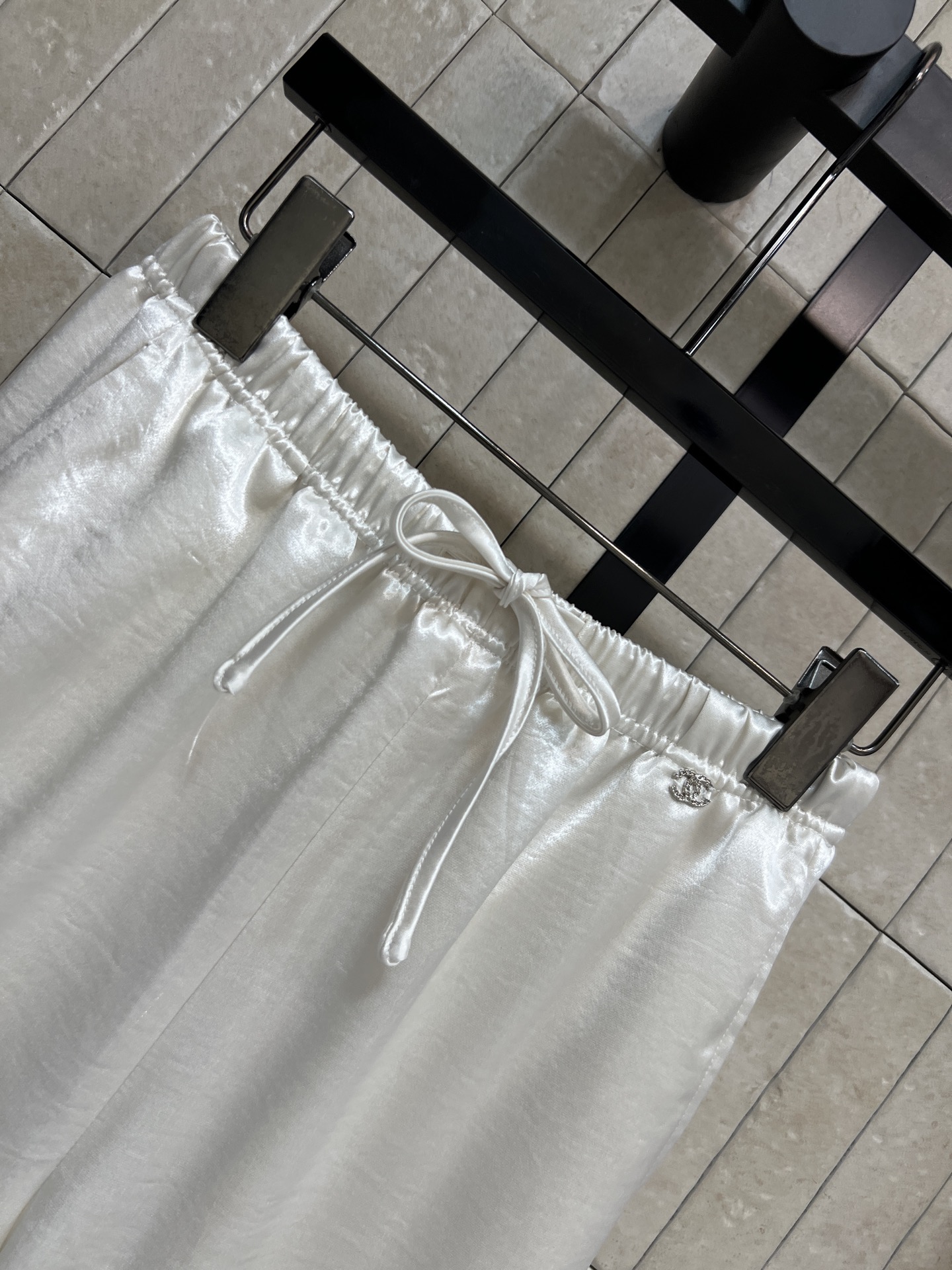 C家 26春夏新款 休闲高腰阔腿裤 面料轻薄透气 高腰松紧抽绳设计 宽松直筒阔腿剪裁 对各种身材都超友好