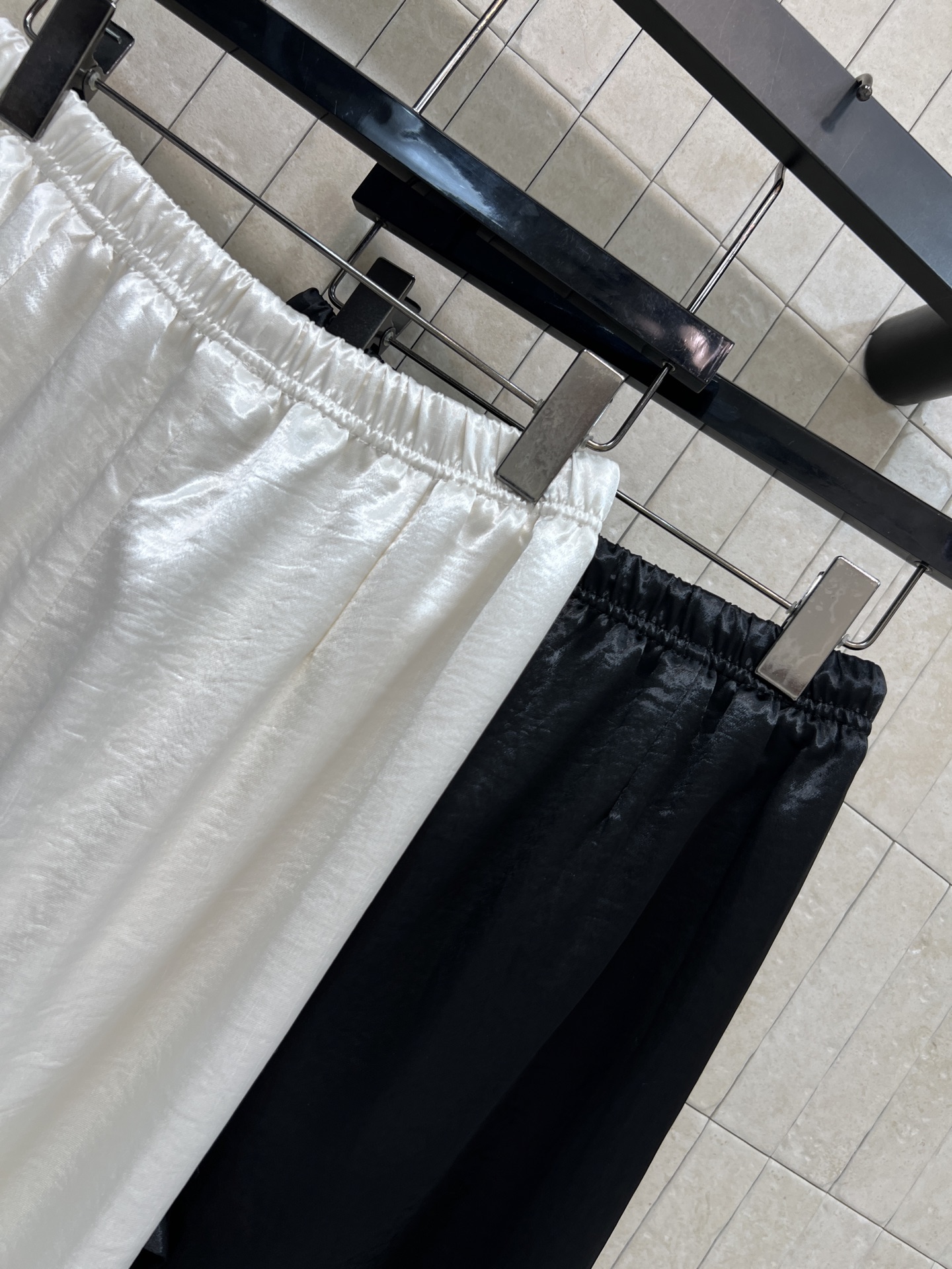 C家 26春夏新款 休闲高腰阔腿裤 面料轻薄透气 高腰松紧抽绳设计 宽松直筒阔腿剪裁 对各种身材都超友好