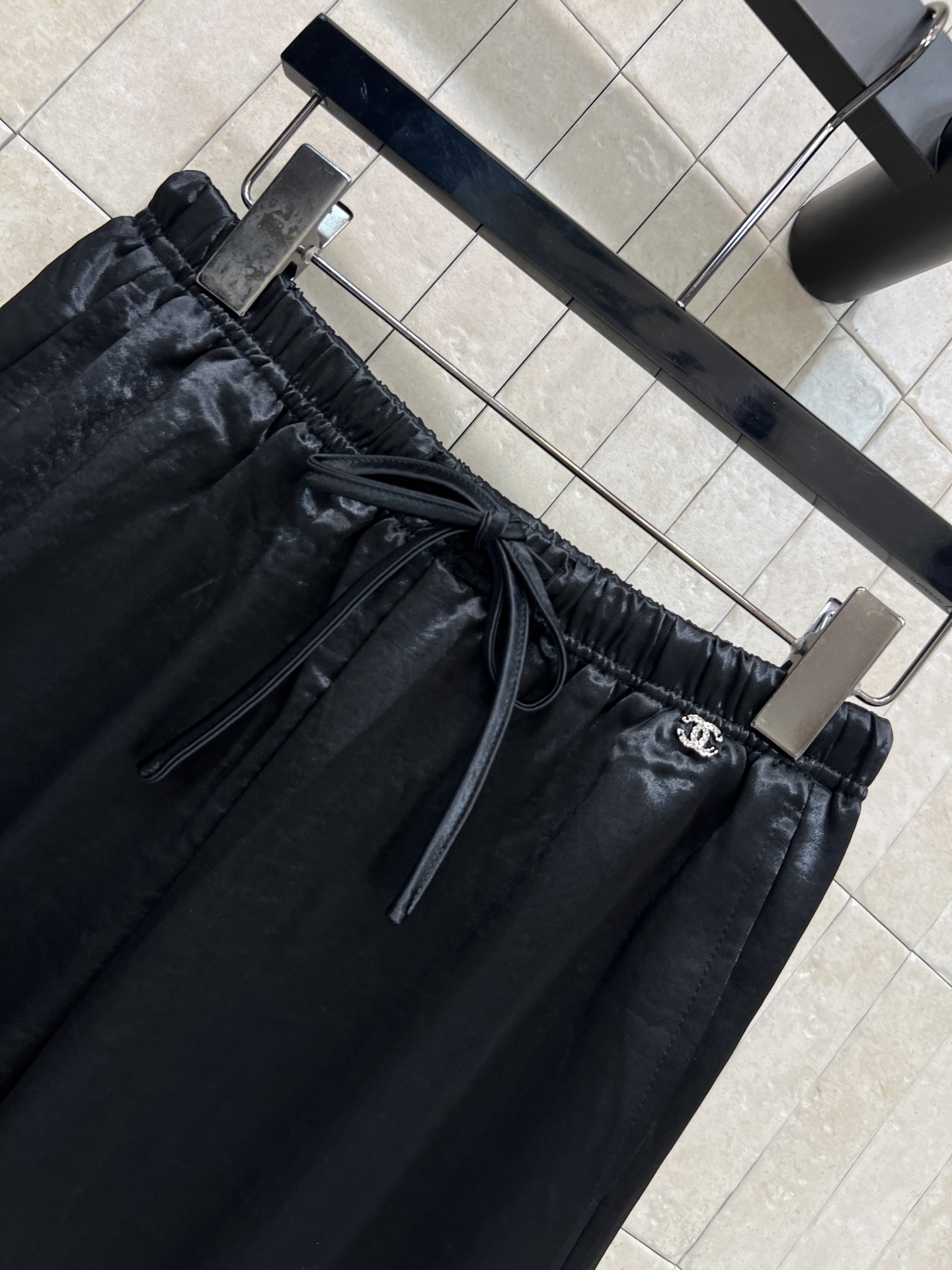 C家 26春夏新款 休闲高腰阔腿裤 面料轻薄透气 高腰松紧抽绳设计 宽松直筒阔腿剪裁 对各种身材都超友好