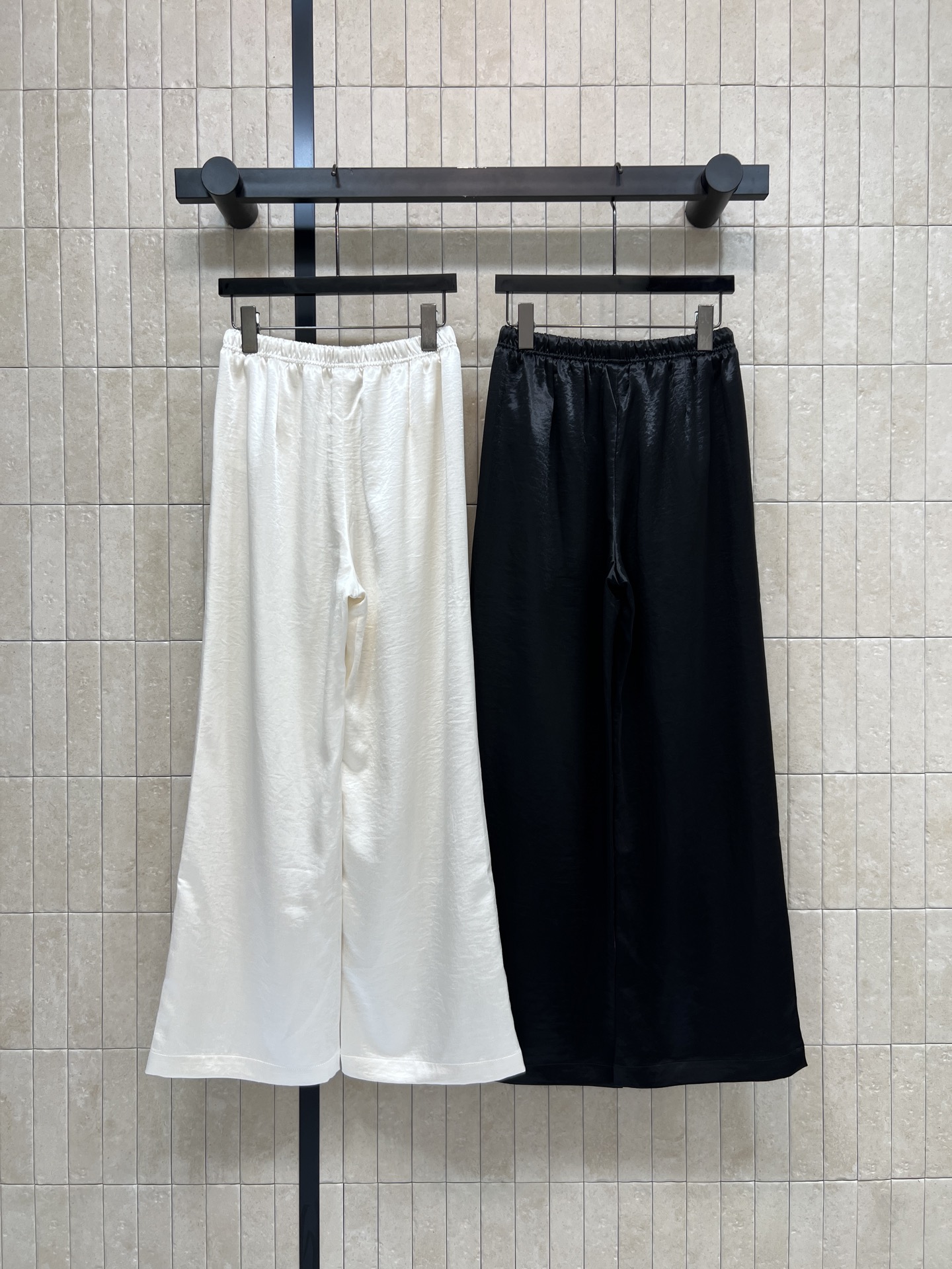 C家 26春夏新款 休闲高腰阔腿裤 面料轻薄透气 高腰松紧抽绳设计 宽松直筒阔腿剪裁 对各种身材都超友好