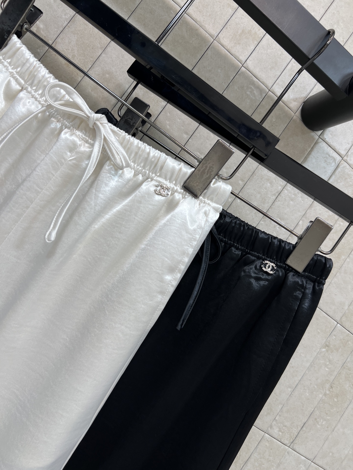 C家 26春夏新款 休闲高腰阔腿裤 面料轻薄透气 高腰松紧抽绳设计 宽松直筒阔腿剪裁 对各种身材都超友好