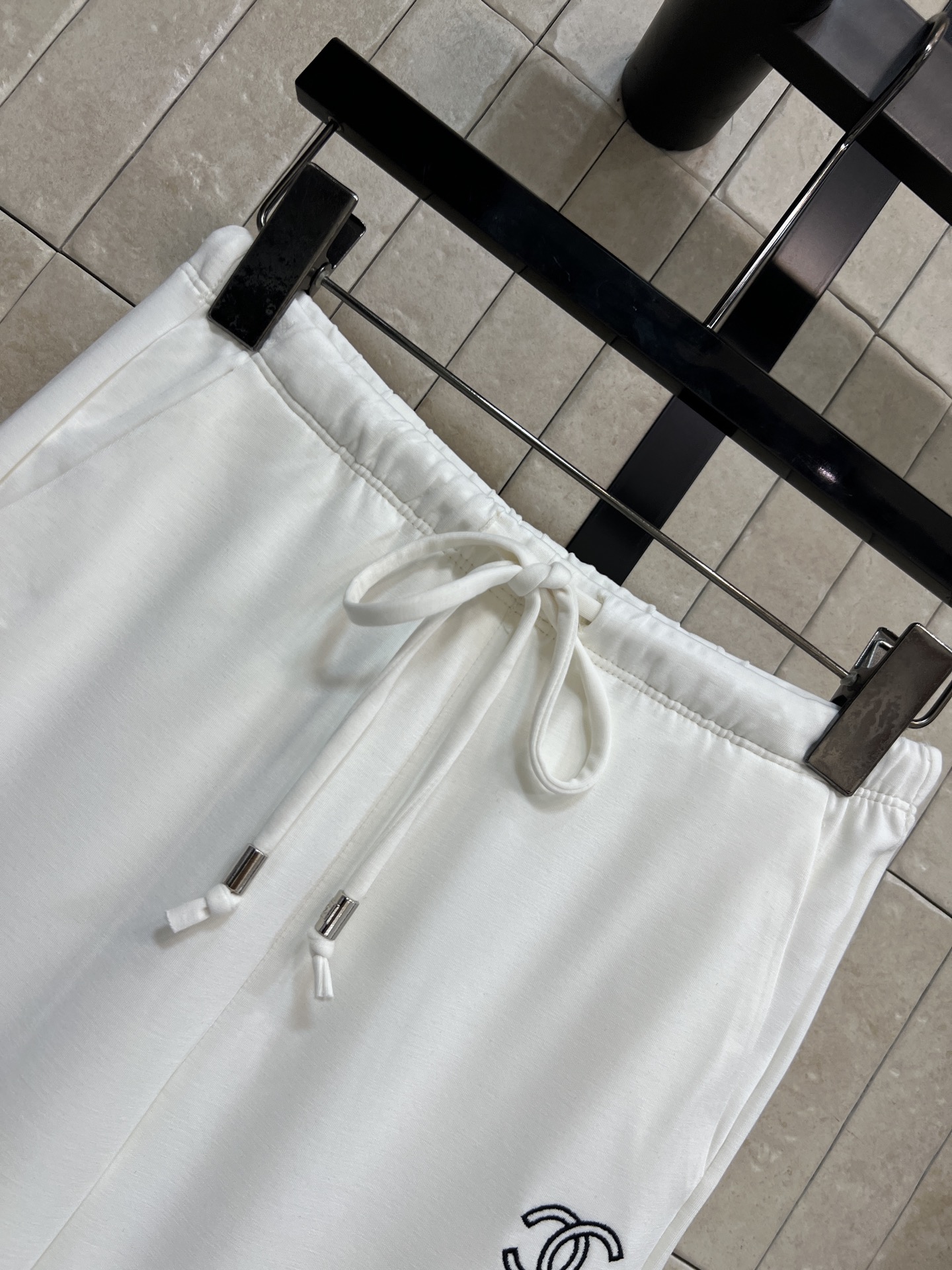 C家 26春夏新款 阔腿休闲裤 面料柔软垂感超赞 穿着舒适又显瘦 松紧腰+抽绳设计 适合各种身材 双C刺