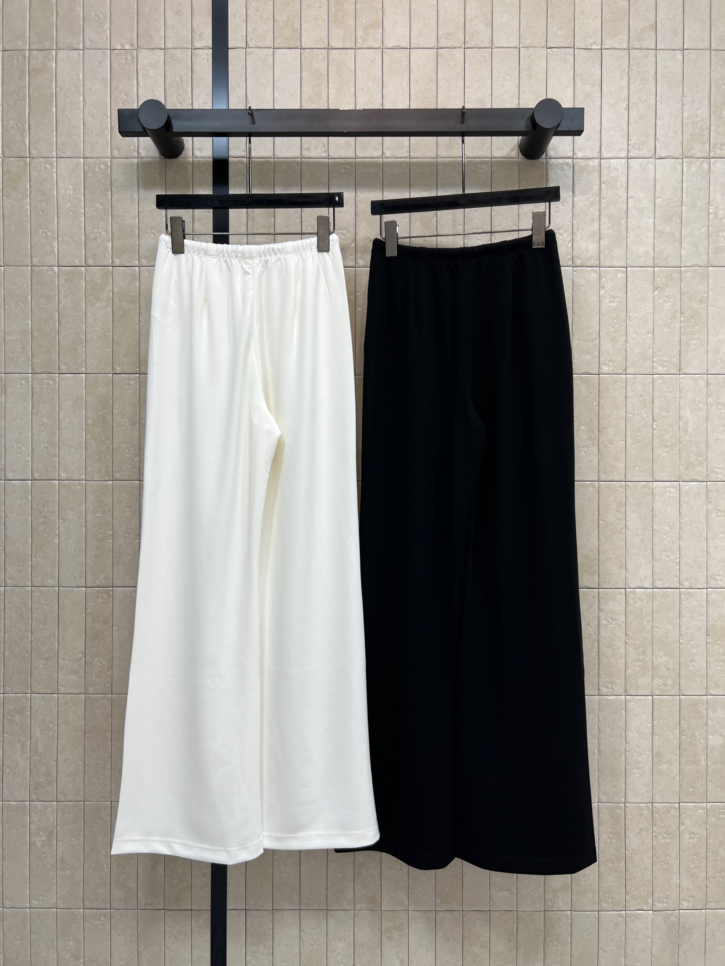 C家 26春夏新款 阔腿休闲裤 面料柔软垂感超赞 穿着舒适又显瘦 松紧腰+抽绳设计 适合各种身材 双C刺