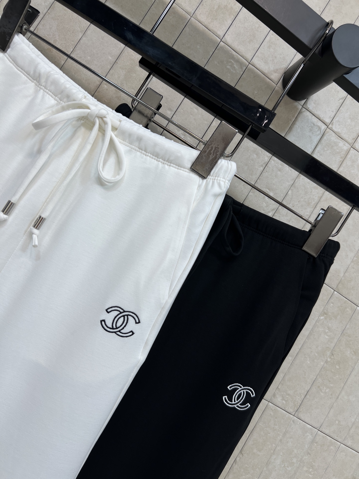 C家 26春夏新款 阔腿休闲裤 面料柔软垂感超赞 穿着舒适又显瘦 松紧腰+抽绳设计 适合各种身材 双C刺