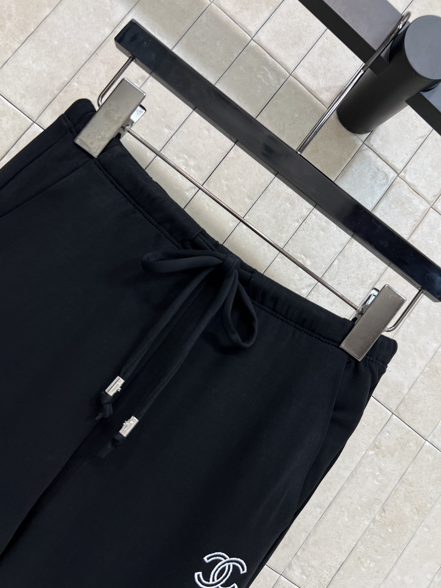 C家 26春夏新款 阔腿休闲裤 面料柔软垂感超赞 穿着舒适又显瘦 松紧腰+抽绳设计 适合各种身材 双C刺