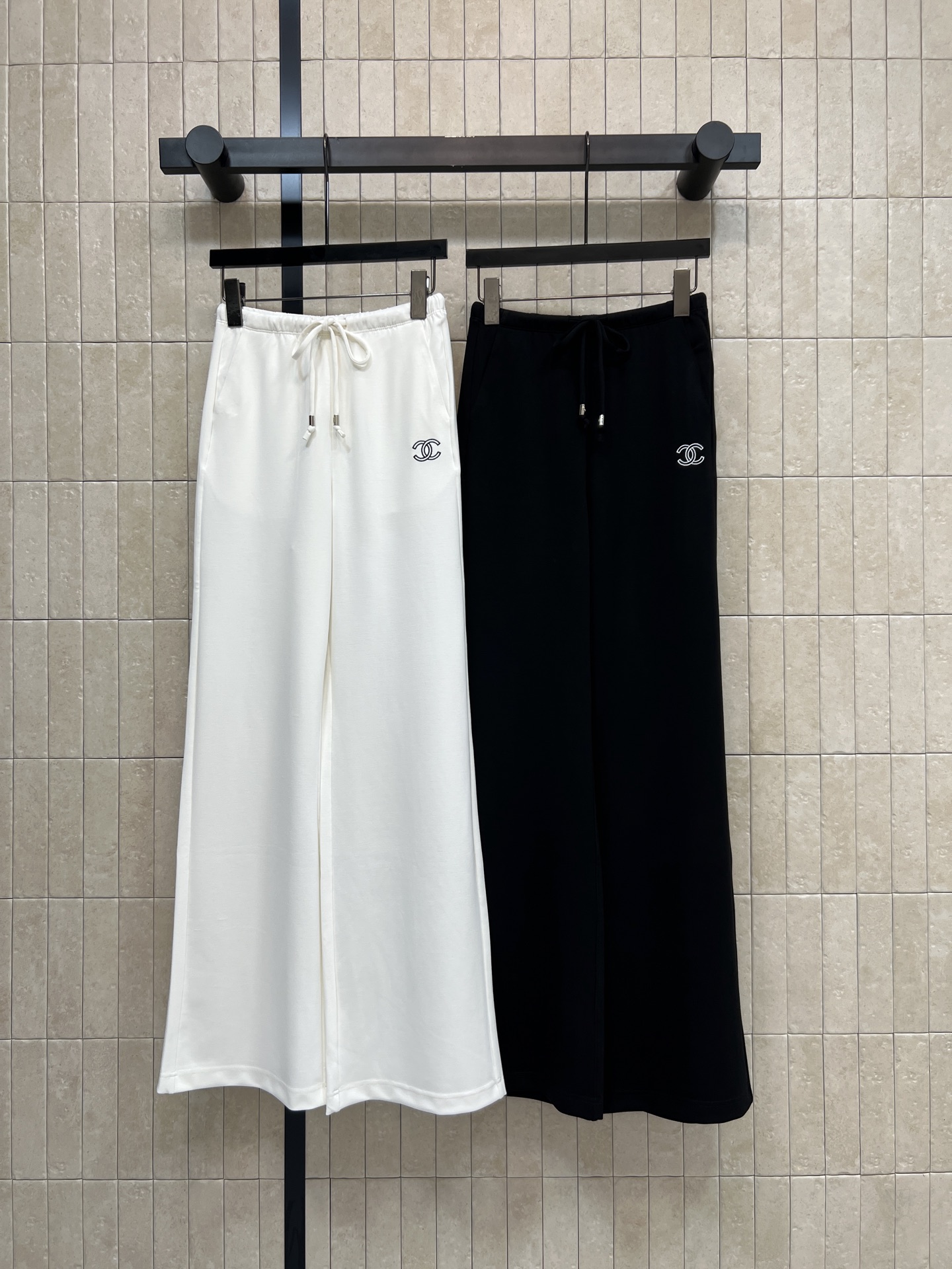 C家 26春夏新款 阔腿休闲裤 面料柔软垂感超赞 穿着舒适又显瘦 松紧腰+抽绳设计 适合各种身材 双C刺