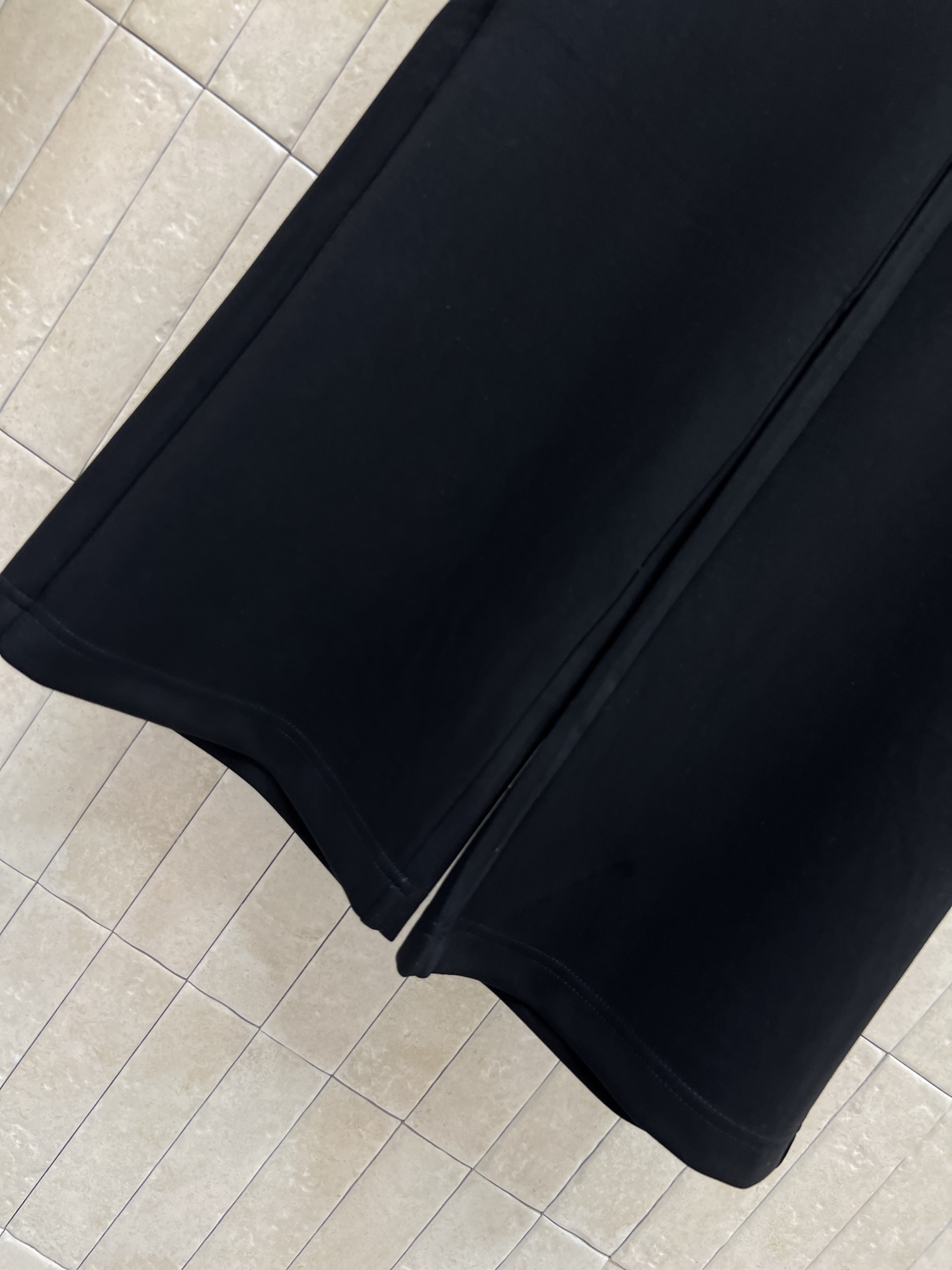 C家 26春夏新款 阔腿休闲裤 面料柔软垂感超赞 穿着舒适又显瘦 松紧腰+抽绳设计 适合各种身材 双C刺