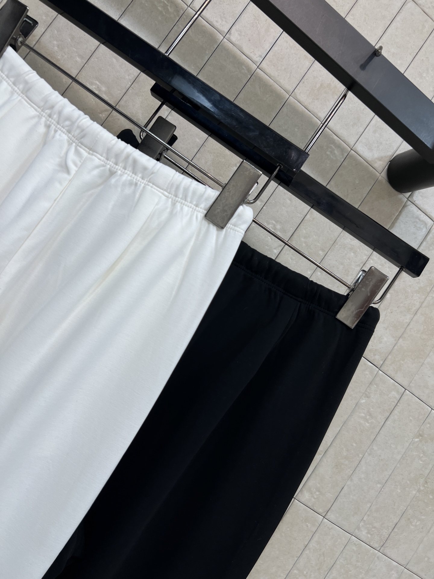 C家 26春夏新款 阔腿休闲裤 面料柔软垂感超赞 穿着舒适又显瘦 松紧腰+抽绳设计 适合各种身材 双C刺