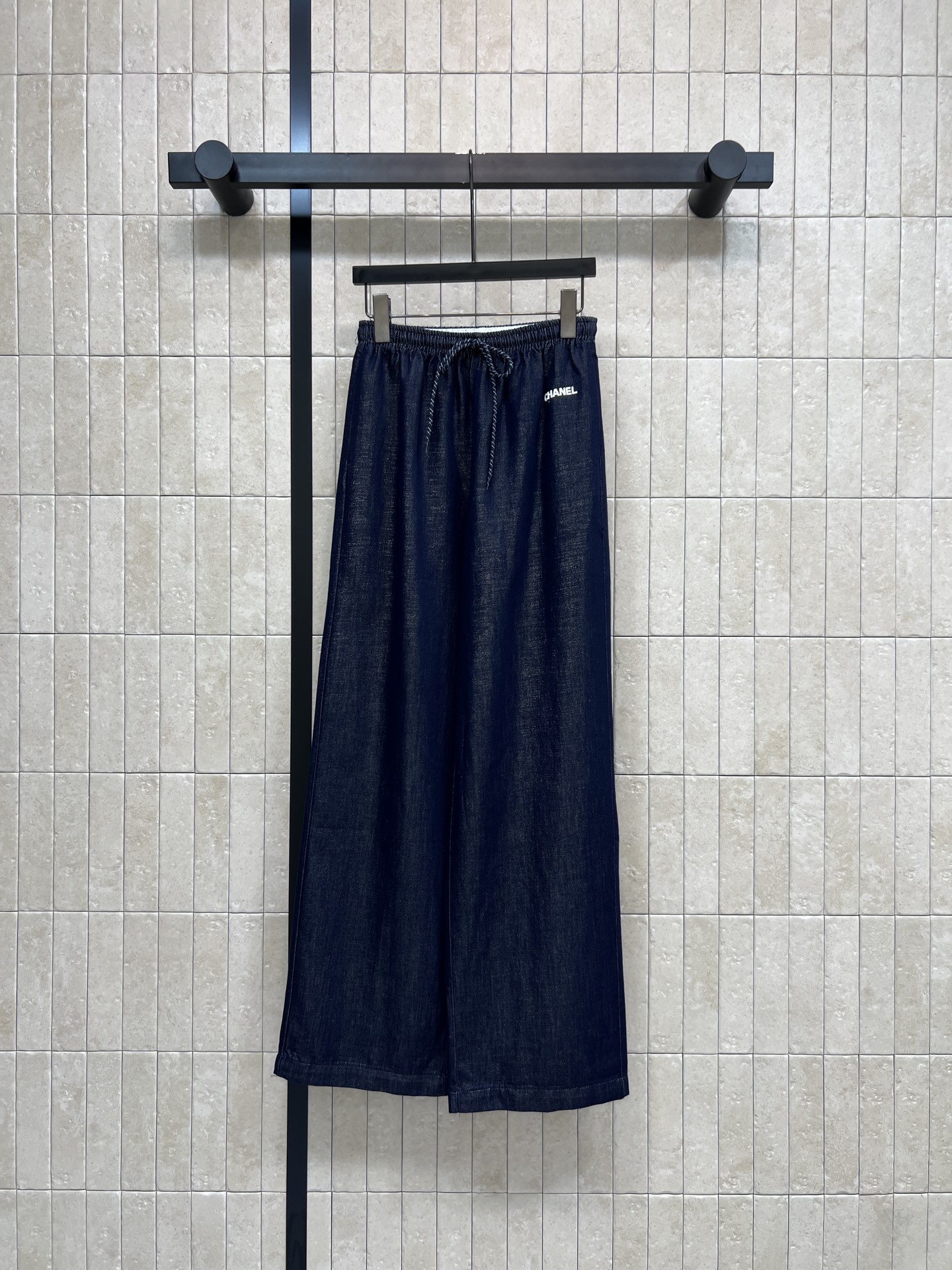 C家 26春夏新款 高腰直筒阔腿裤 松紧腰抽绳设计 宽松直筒版型 品牌刺绣标识点缀 利落裤脚处理 线条简