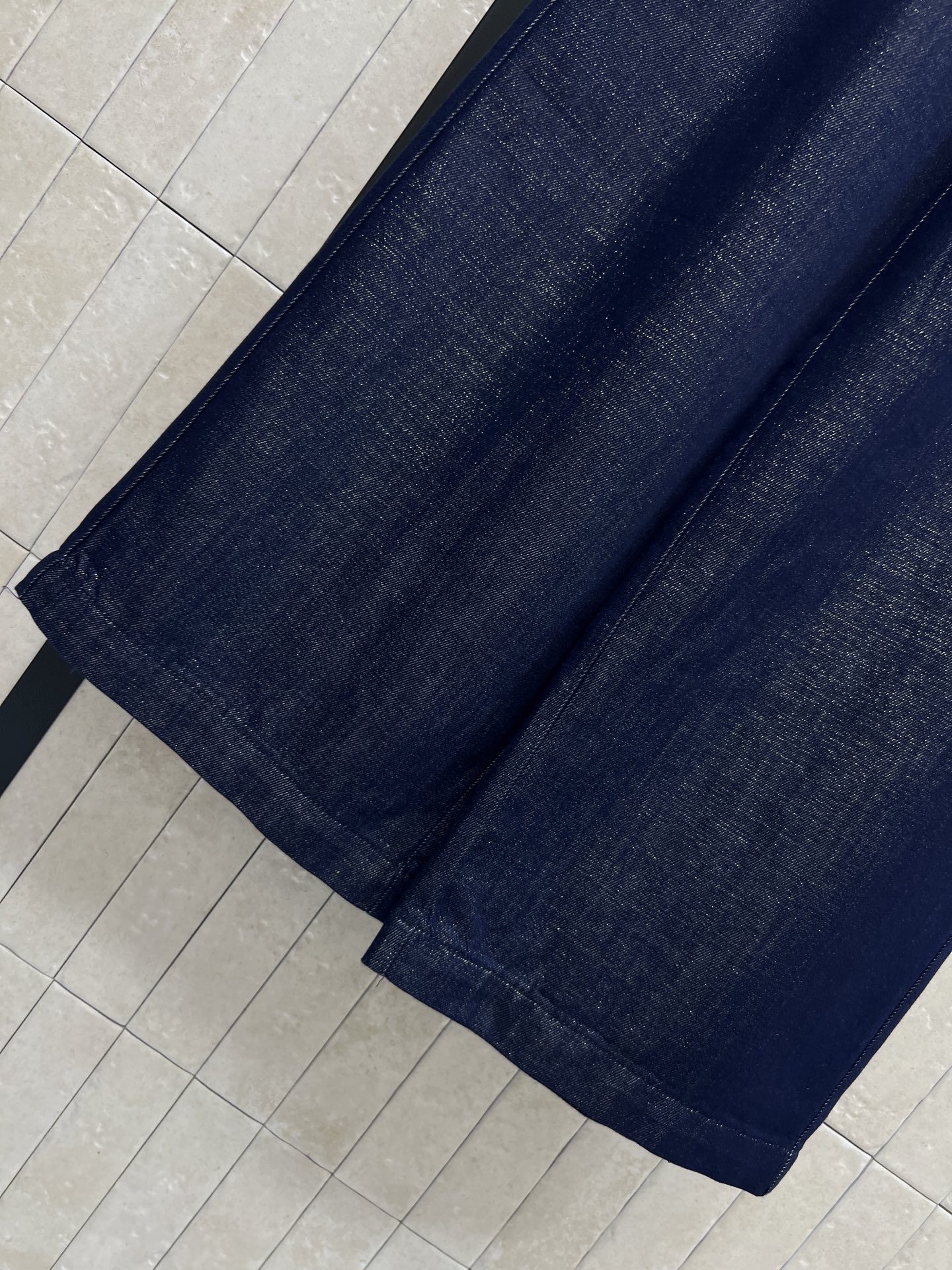 C家 26春夏新款 高腰直筒阔腿裤 松紧腰抽绳设计 宽松直筒版型 品牌刺绣标识点缀 利落裤脚处理 线条简