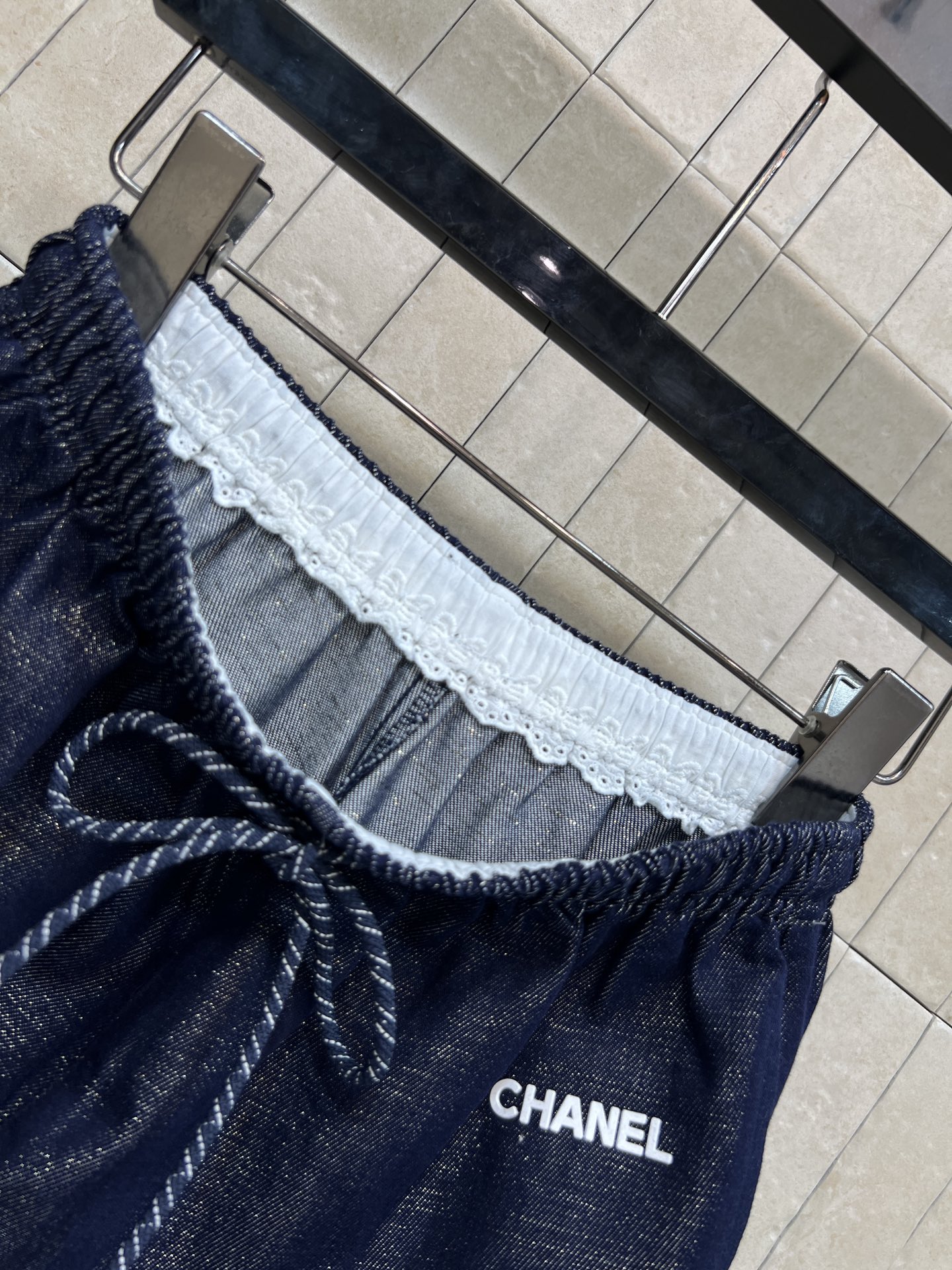 C家 26春夏新款 高腰直筒阔腿裤 松紧腰抽绳设计 宽松直筒版型 品牌刺绣标识点缀 利落裤脚处理 线条简