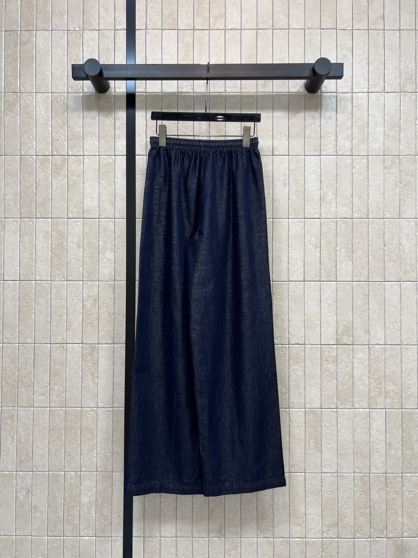 C家 26春夏新款 高腰直筒阔腿裤 松紧腰抽绳设计 宽松直筒版型 品牌刺绣标识点缀 利落裤脚处理 线条简